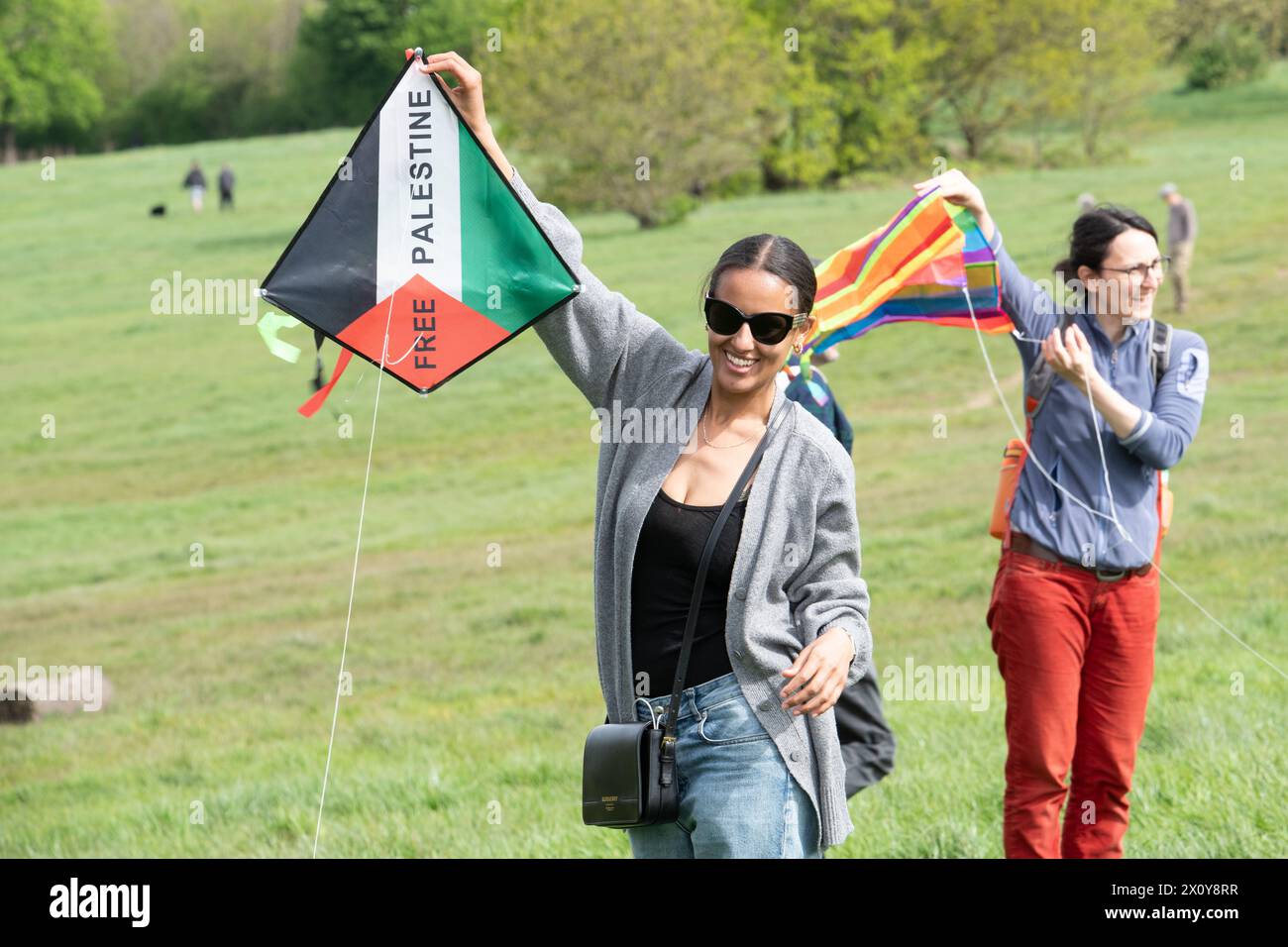 Londra, Regno Unito. 14 aprile 2024. I sostenitori della Palestina fanno volare aquiloni su Parliament Hill, Hampstead durante un evento sociale organizzato da Camden Friends of Palestine e Palestine Pulse. La Palestina ha una lunga storia di volo di aquiloni, un atto che è stato simbolico di esprimere speranza, sfida e desiderio di libertà. Crediti: Ron Fassbender/Alamy Live News Foto Stock
