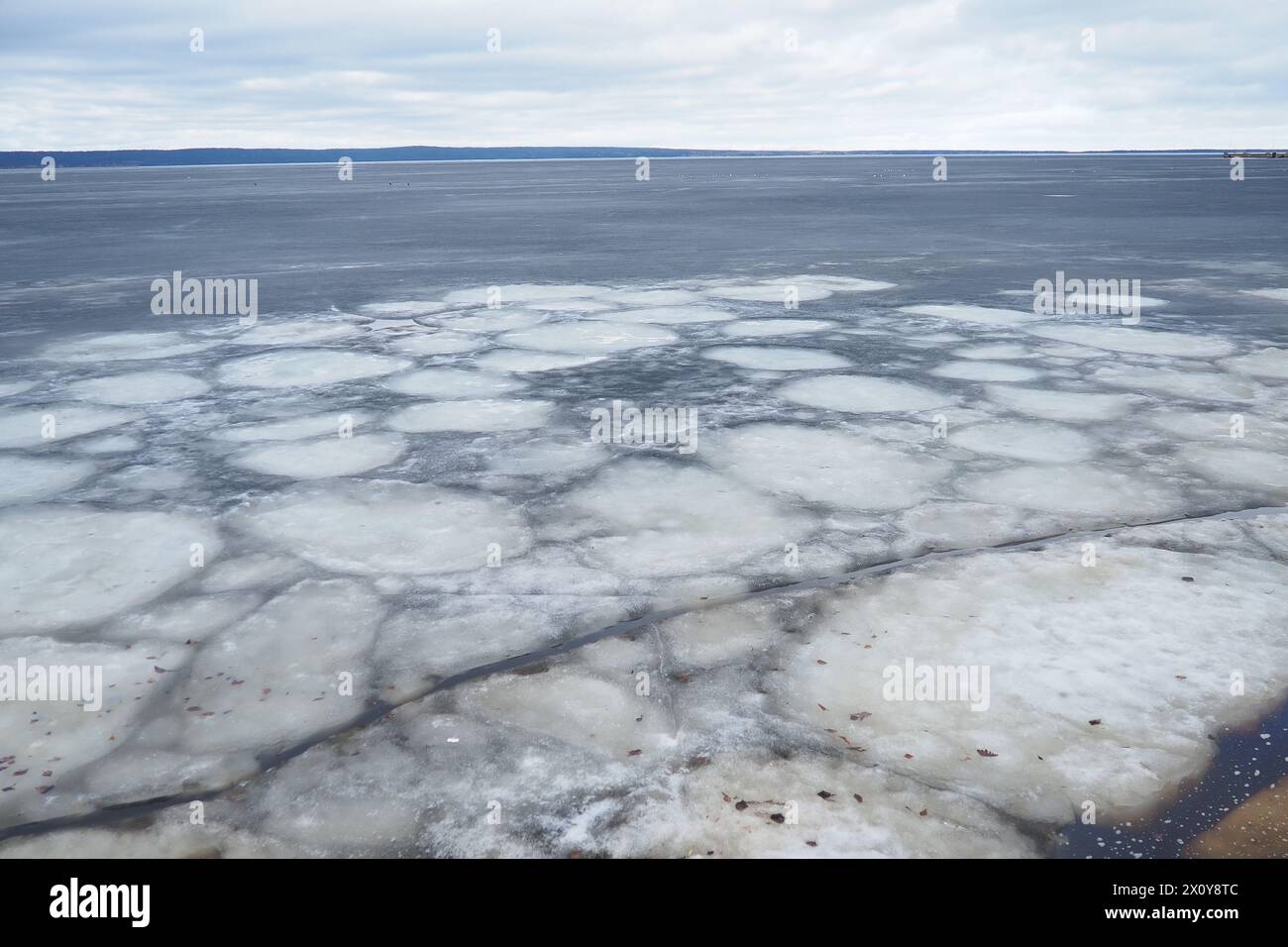 Deriva del ghiaccio in primavera sul lago Onega, Carelia. Ghiaccio sottile e pericoloso in primavera ad aprile. Accumuli aggregati di grani cristallini fini. Apertura di l Foto Stock