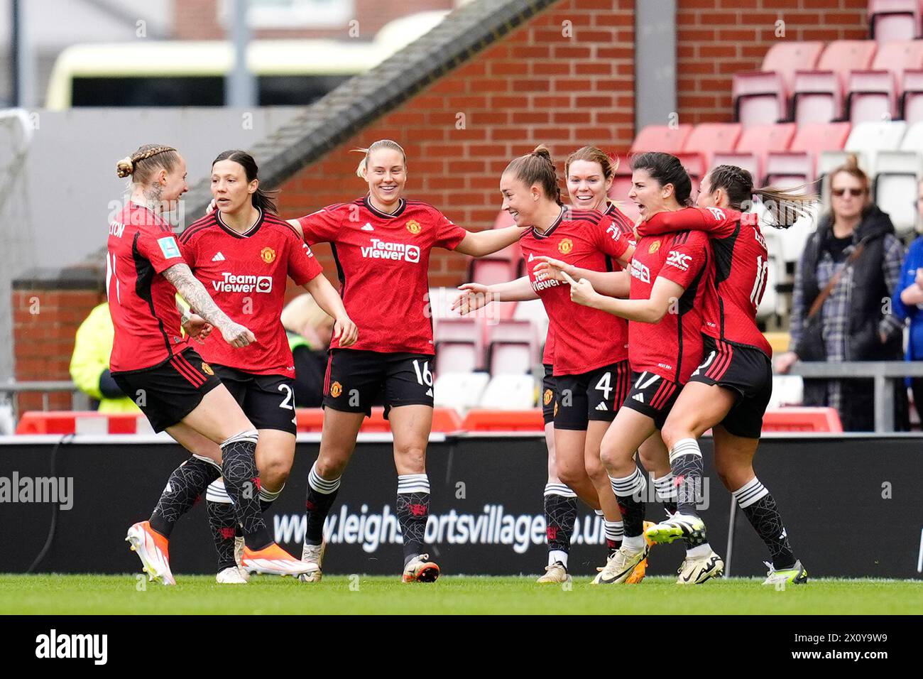 Lucia Garcia (seconda a destra) del Manchester United festeggia con le compagni di squadra dopo aver segnato il gol di apertura della partita durante la partita di Barclays Women's Super League al Mangata Pay UK Stadium, Borehamwood. Data foto: Domenica 14 aprile 2024. Foto Stock