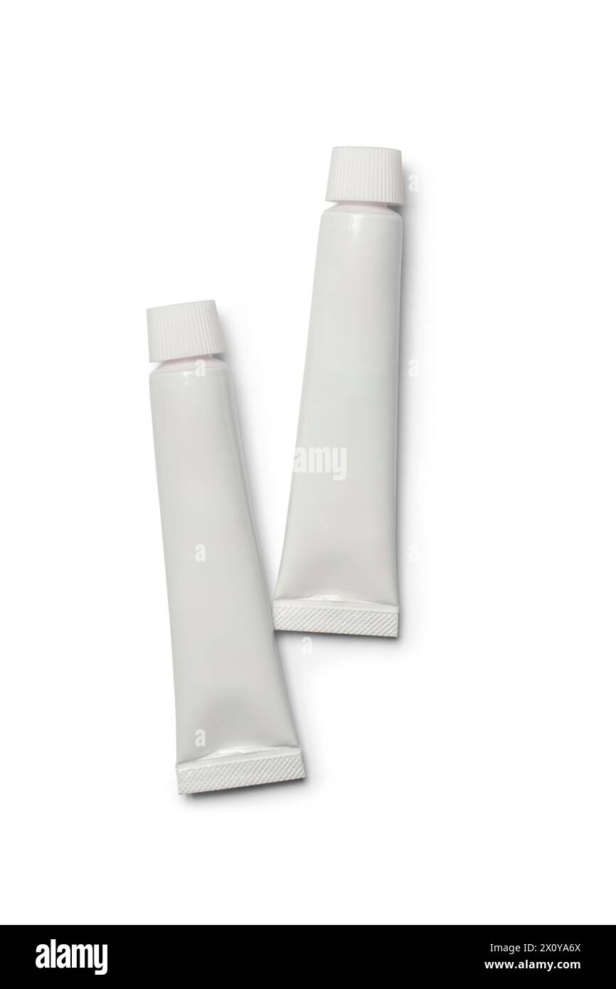 due tubi modello per pasta dentifricio colla gel crema o shampoo, confezione vuota sfondo bianco isolato, forniture artistiche medicinali o cosmetici Foto Stock