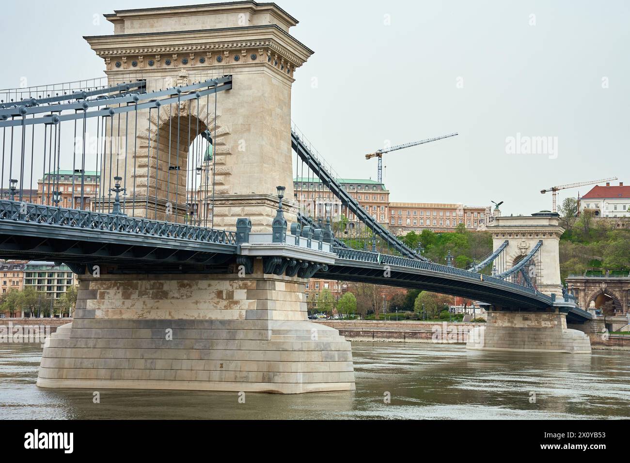 Vista panoramica sullo skyline di Budapest con il Ponte delle catene lungo il Danubio. Architettura della capitale ungherese con edifici storici e famo Foto Stock