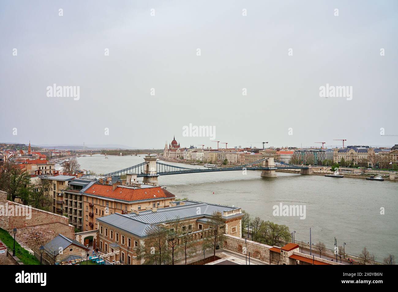 Vista panoramica sullo skyline di Budapest con il Ponte delle catene lungo il Danubio. Architettura della capitale ungherese con edifici storici e famo Foto Stock