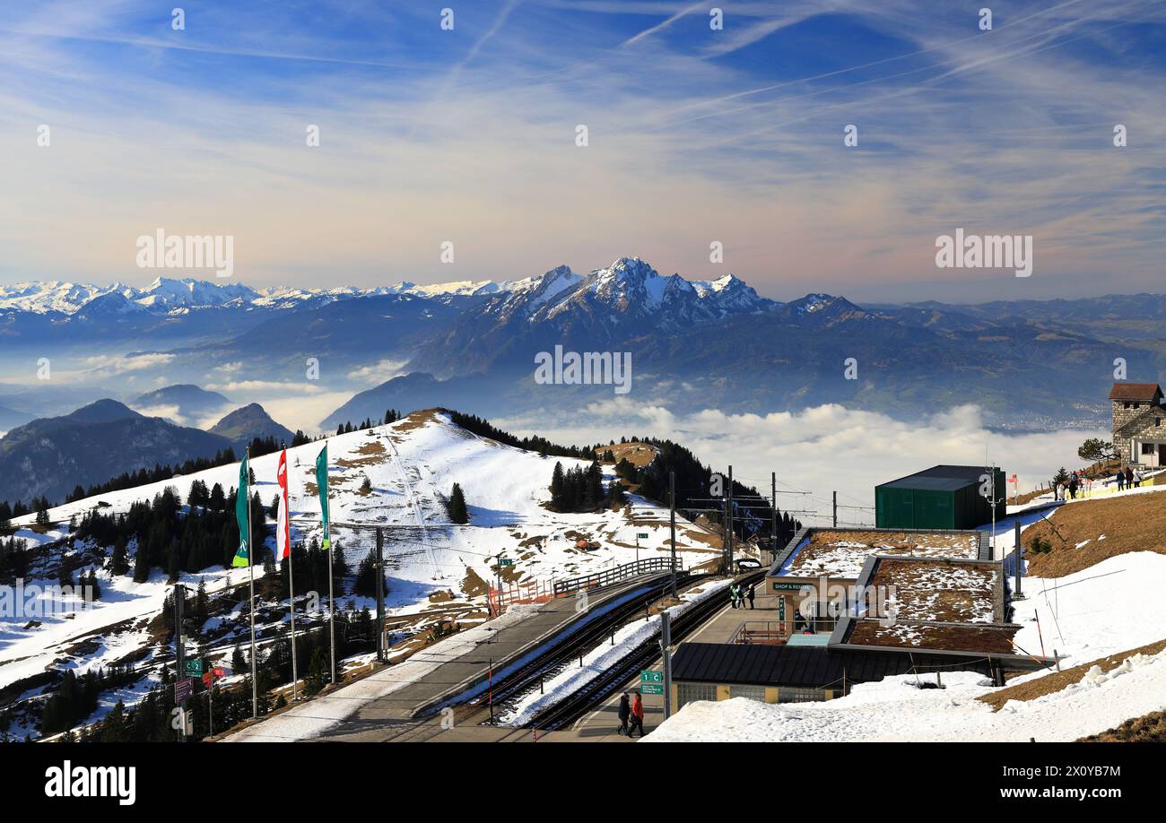 Monte Rigi, Svizzera – 6 febbraio 2024: Visita alla vetta del monte Rigi in una giornata di sole in inverno. Splendida vista sul monte Pilatus. Foto Stock