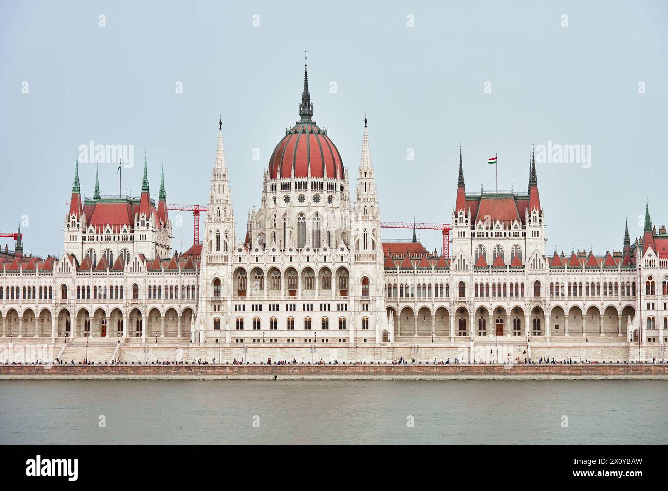 Parlamento ungherese con vista sul Danubio. Famoso punto di riferimento di Budapest. Splendida architettura con edificio storico Foto Stock