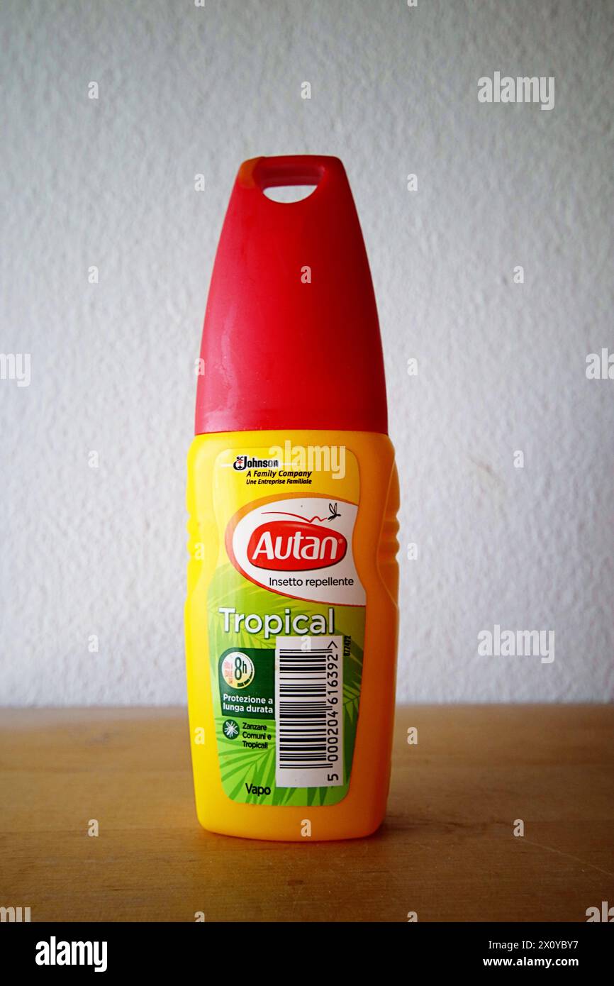 Autan Tropical spray repellente per il corpo e il viso contro le zanzare Foto Stock