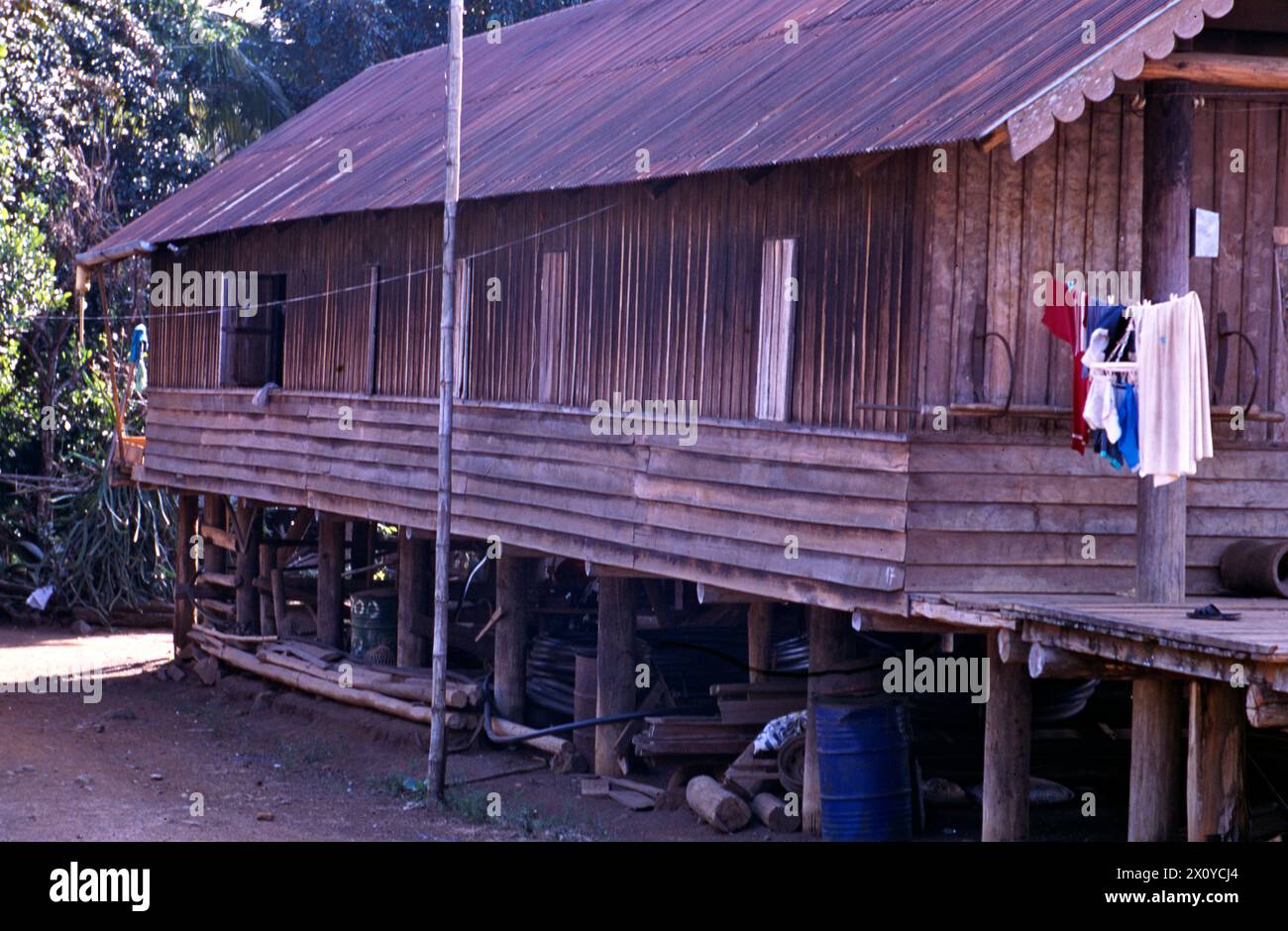 Una tradizionale casa di riposo in un villaggio indigeno di Ede nelle Highlands centrali del Vietnam. Foto Stock