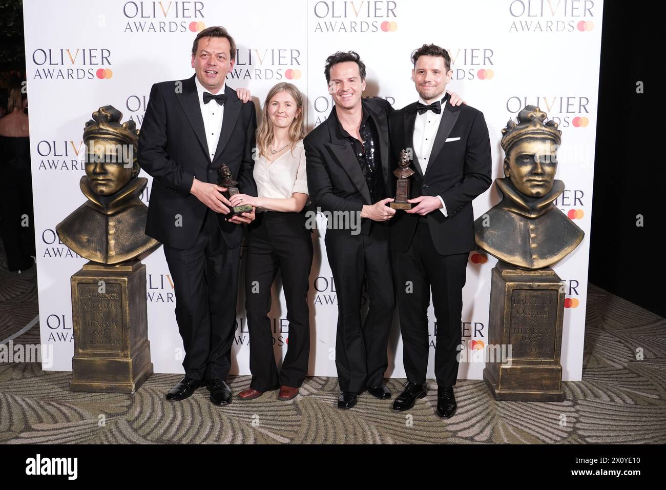 (Da sinistra a destra) Simon Stephens, Rosanna Vize, Andrew Scott e Sam Yates nella sala stampa dopo essere stati premiati con il premio Best Revival agli Olivier Awards alla Royal Albert Hall di Londra. Data foto: Domenica 14 aprile 2024. Foto Stock