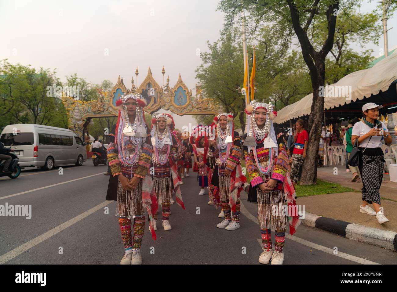 Bangkok, Tailandia - 11 aprile 2024: Processione Nang Noppamas il giorno di Songkran Softpower per l'organizzazione di un grande evento di Songkran si sono svolte processioni da Foto Stock