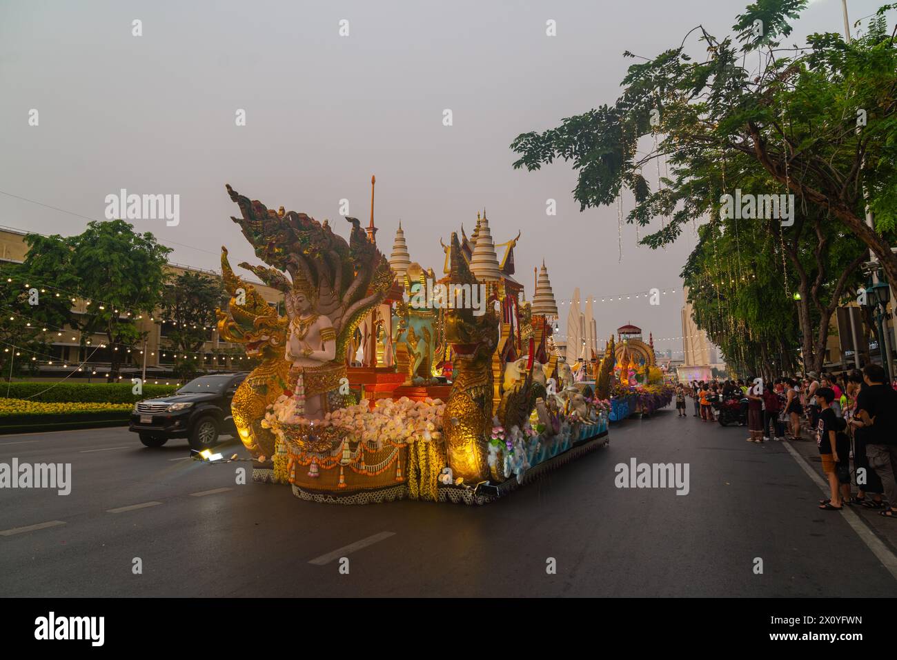 Bangkok, Tailandia - 11 aprile 2024: Processione Nang Noppamas il giorno di Songkran Softpower per l'organizzazione di un grande evento di Songkran si sono svolte processioni da Foto Stock