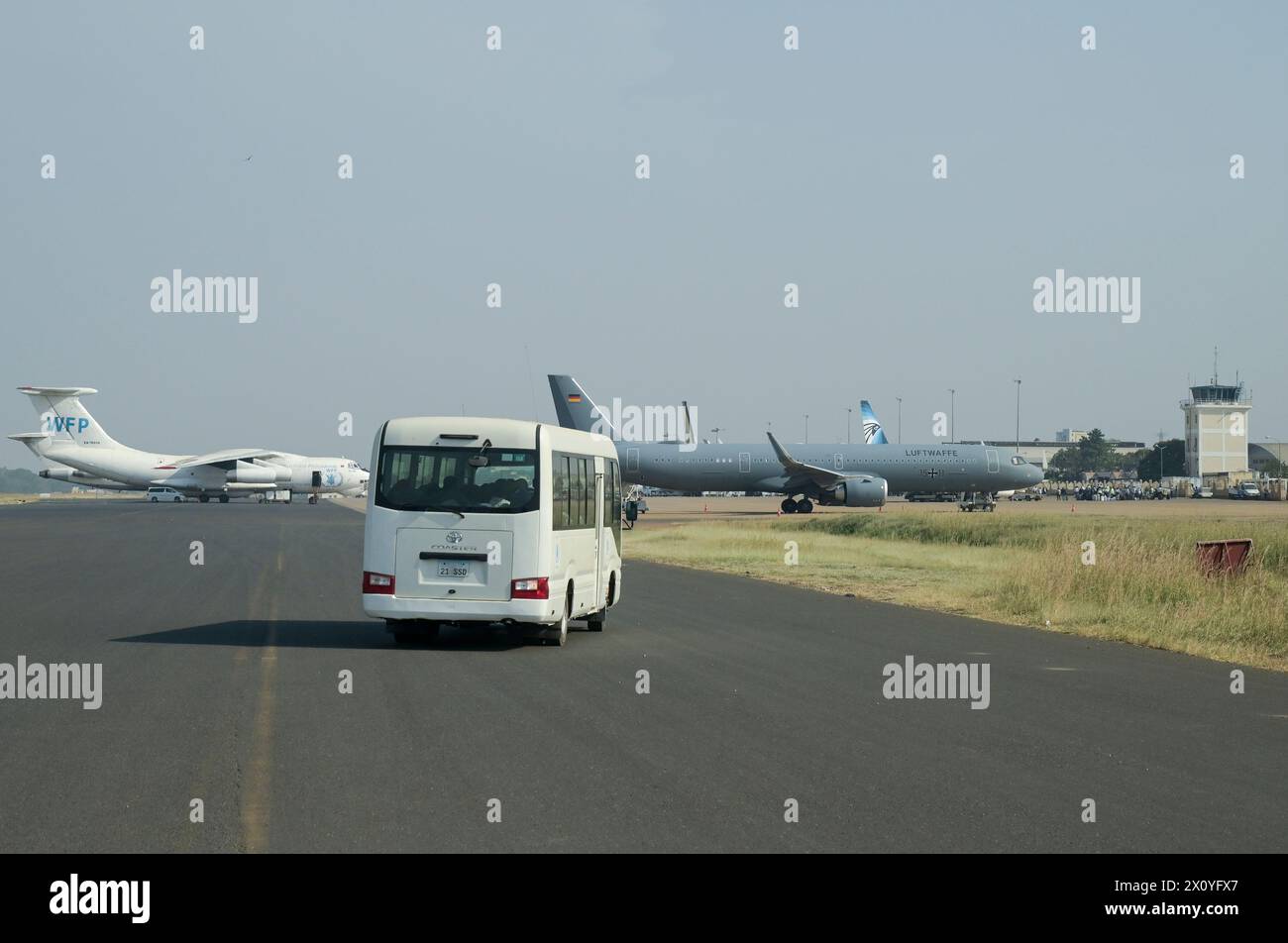 SÜDSUDAN, Hauptstadt Juba, Flughafen, Flugbereitschaft Maschine der Luftwaffe 1511 für Auslandsreisen der deutschen Regierung, hier für Besuch der deutschen Außenministerin Annalena Baerbock, und UNHAS Flugzeuge der ONU OIL WFP Welternährungsprogramm Foto Stock