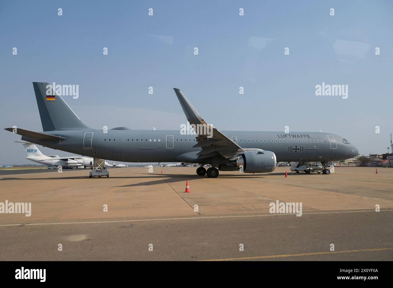 SÜDSUDAN, Hauptstadt Juba, Flughafen, Flugbereitschaft Maschine der Luftwaffe 1511 für Auslandsreisen der deutschen Regierung, hier für Besuch der deutschen Außenministerin Annalena Baerbock, und Flugzeuge der ONU Organisation WFP Welternährungsprogramm Foto Stock
