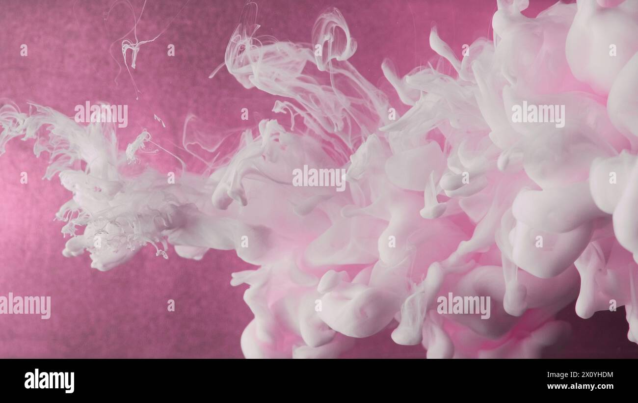 Miscela di fumo. Flusso dell'acqua dell'inchiostro. Movimento nuvola di vapore con texture di seta a spruzzo bianca su particelle di colore rosa sfocate sfondo artistico astratto. Foto Stock