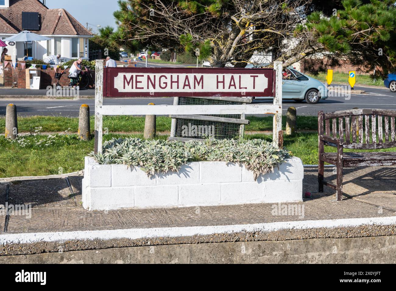 HAYLING ISLAND, INGHILTERRA - 9 settembre 2023: Fotografia del cartello Mengham halt sulla linea ferroviaria leggera in Inghilterra Foto Stock