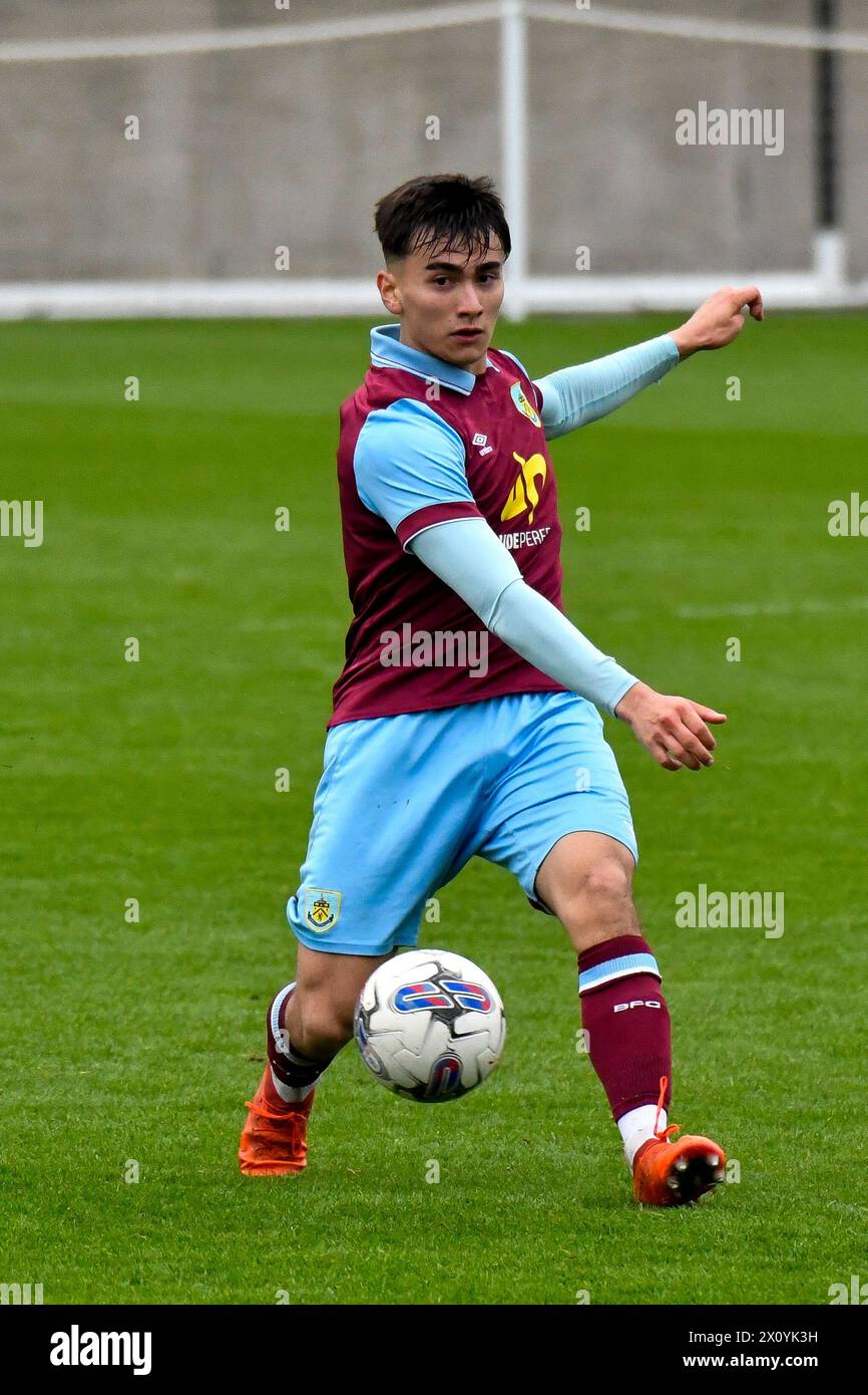 Landore, Swansea, Galles. 13 aprile 2024. Brandon Ly di Burnley in azione durante il match Under 18 Professional Development League tra Swansea City e Burnley alla Swansea City Academy di Landore, Swansea, Galles, Regno Unito, il 13 aprile 2024. Crediti: Duncan Thomas/Majestic Media. Foto Stock