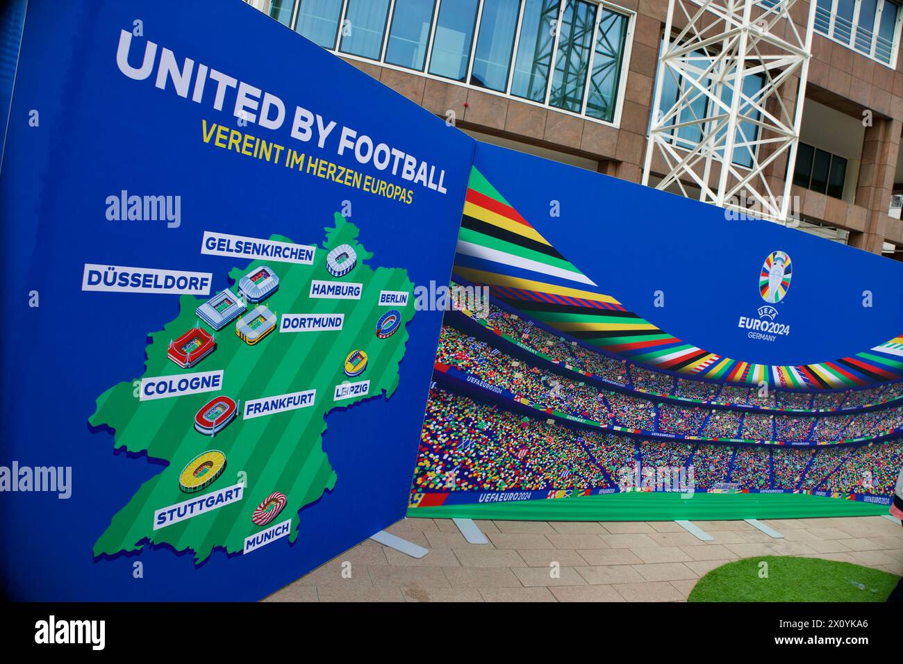 Dortmund, Germania, 14 aprile 2024. Il trofeo del Campionato europeo fa tappa a Friedensplatz a Dortmund nel “Trophy Tour”. Foto Stock