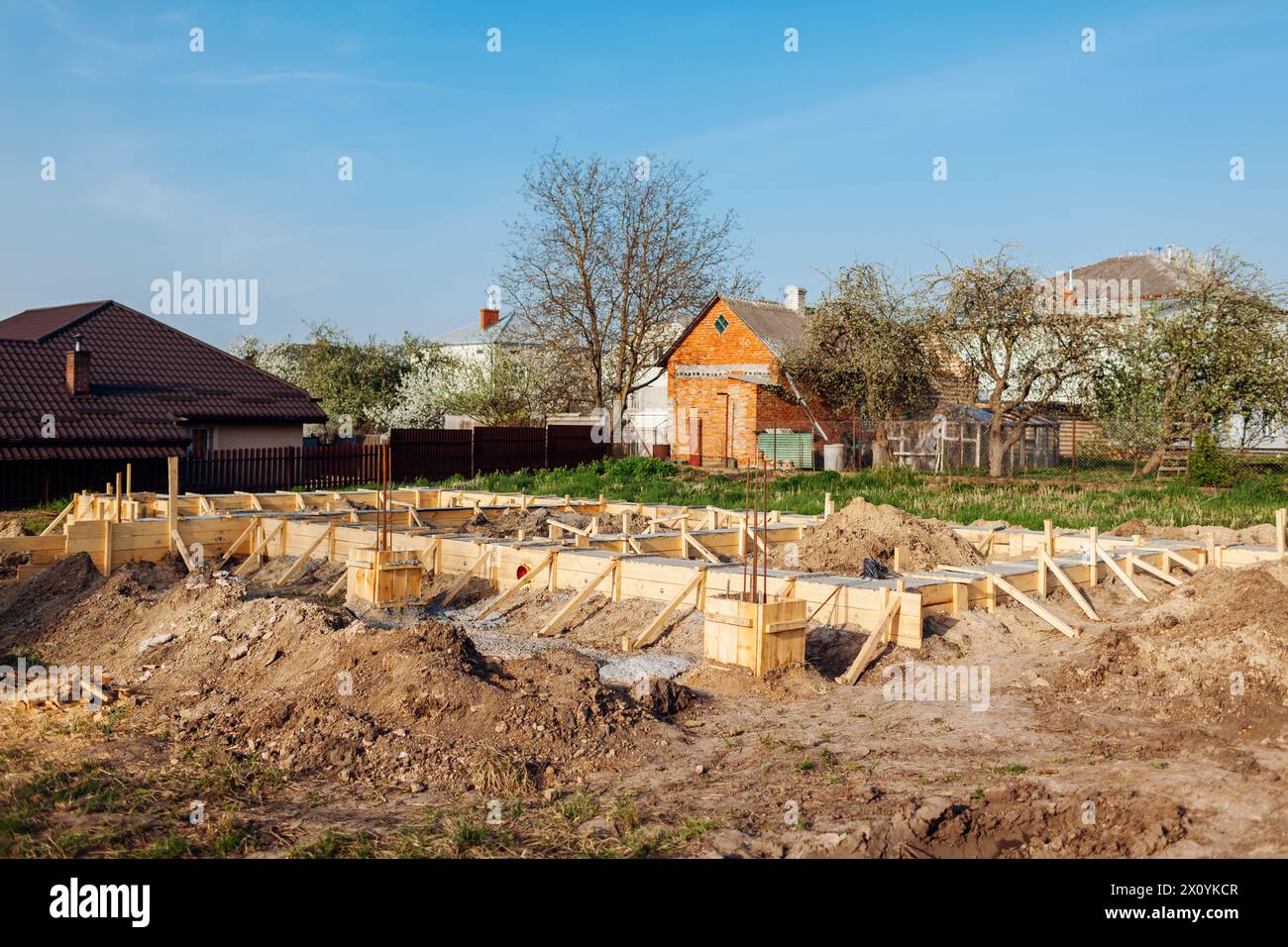 Costruzione di una casa. Le fondamenta in cemento circondate da pavimentazione in legno sono realizzate per una nuova casa futura. Costruzione della base. Architettura Foto Stock