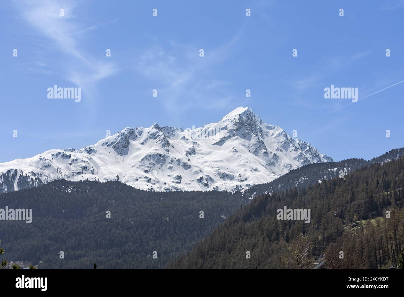 12.04.2024 / Sölden, Ötztal, Ötztaler Alpen, Tirolo, Österreich / Bild: Nederkogel von Sölden aus gesehen, auch Nörderkogel oder Nederkogl, schneebedeckter Berg im Frühling, Berg, verschneiter Berggipfel, Gipfel *** 12 04 2024 Sölden, Ötztal, Alpi Ötztal, Tirolo, Austria Picture Nederkogel visto da Sölden, anche Nörderkogel o Nederkogl, montagna innevata in primavera, montagna, vetta innevata Foto Stock