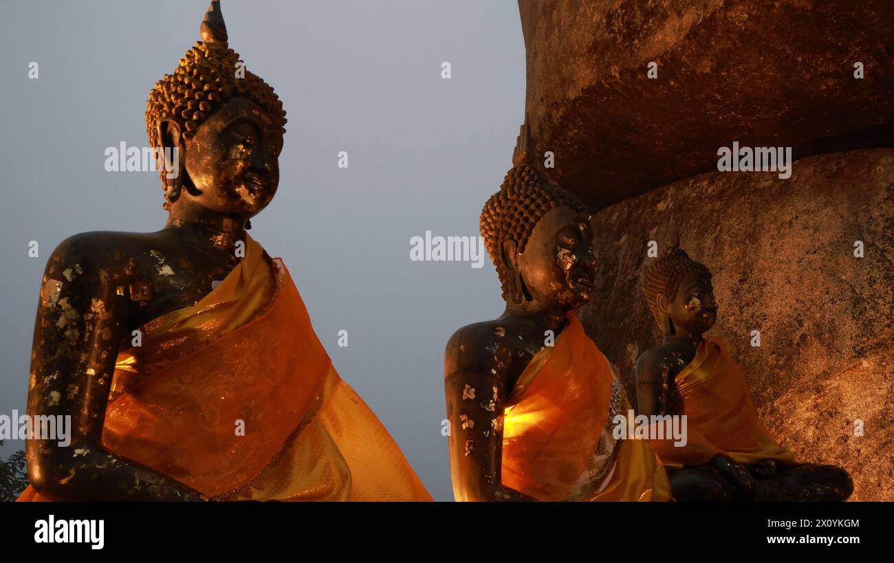 Le tre statue di Buddha al tramonto si trovano in cima alla montagna nel Parco Nazionale di Khao Khitchakut, situato a Chanthaburi, in Thailandia Foto Stock