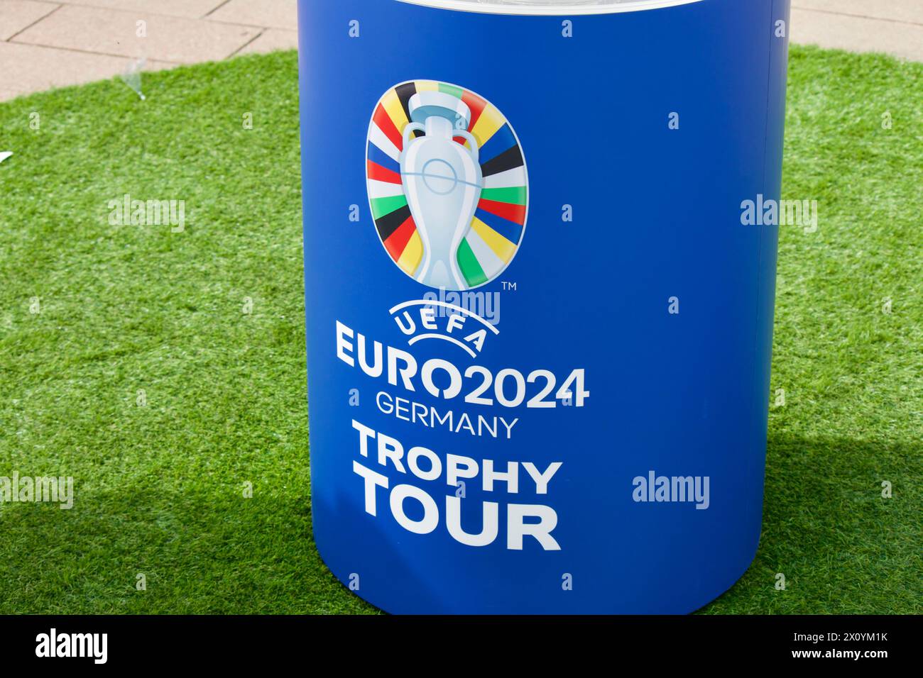 Dortmund, Germania, 14 aprile 2024. Il trofeo del Campionato europeo fa tappa a Friedensplatz a Dortmund nel “Trophy Tour”. Foto Stock