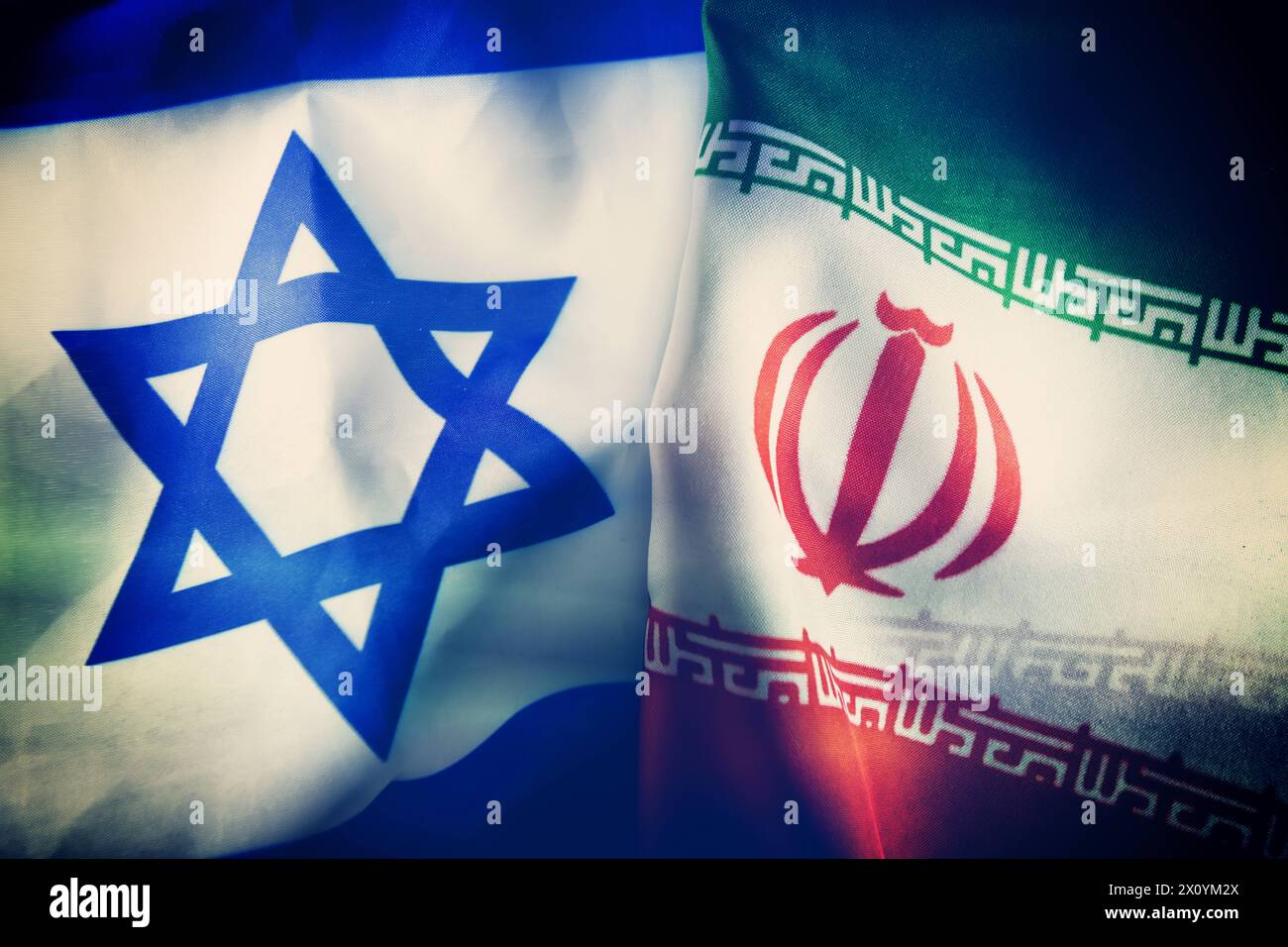 Fahnen von Israel und dem Iran, Eskalation im Nahost-Konflikt *** Bandiere di Israele e Iran, escalation nel conflitto in Medio Oriente Foto Stock