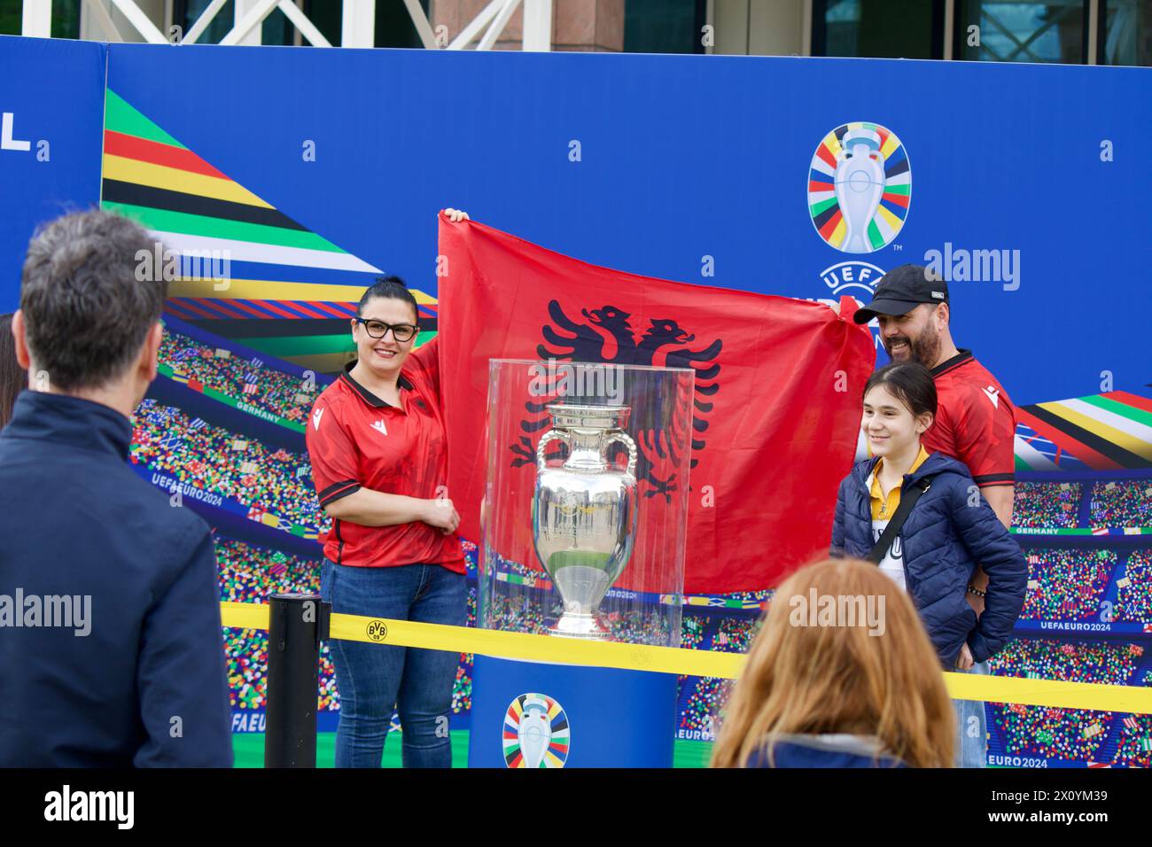 Dortmund, Germania, 14 aprile 2024. Il trofeo del Campionato europeo fa tappa a Friedensplatz a Dortmund nel “Trophy Tour”. Foto Stock
