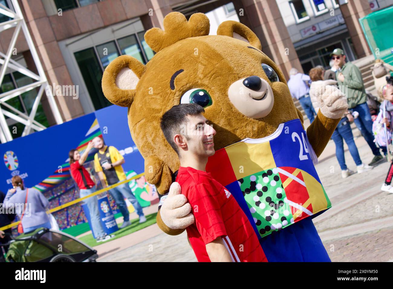 Dortmund, Germania, 14 aprile 2024. Il trofeo del Campionato europeo fa tappa a Friedensplatz a Dortmund nel “Trophy Tour”. Foto Stock