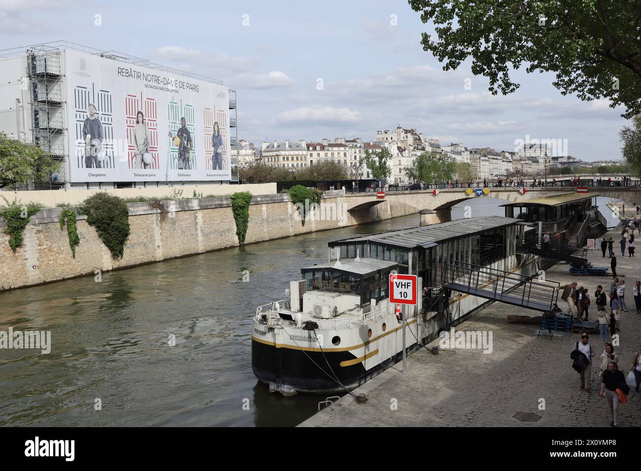 Parigi, Francia. 14 aprile 2024, Parigi, Francia - il caldo estivo attirò i parigini, la vita ribollì intorno a Notre Dame Saint Louis - Credit Ilona Barna, BIPHOTONEWS, Alamy Live News Credit: Ilona Barna BIPHOTONEWS/Alamy Live News Foto Stock