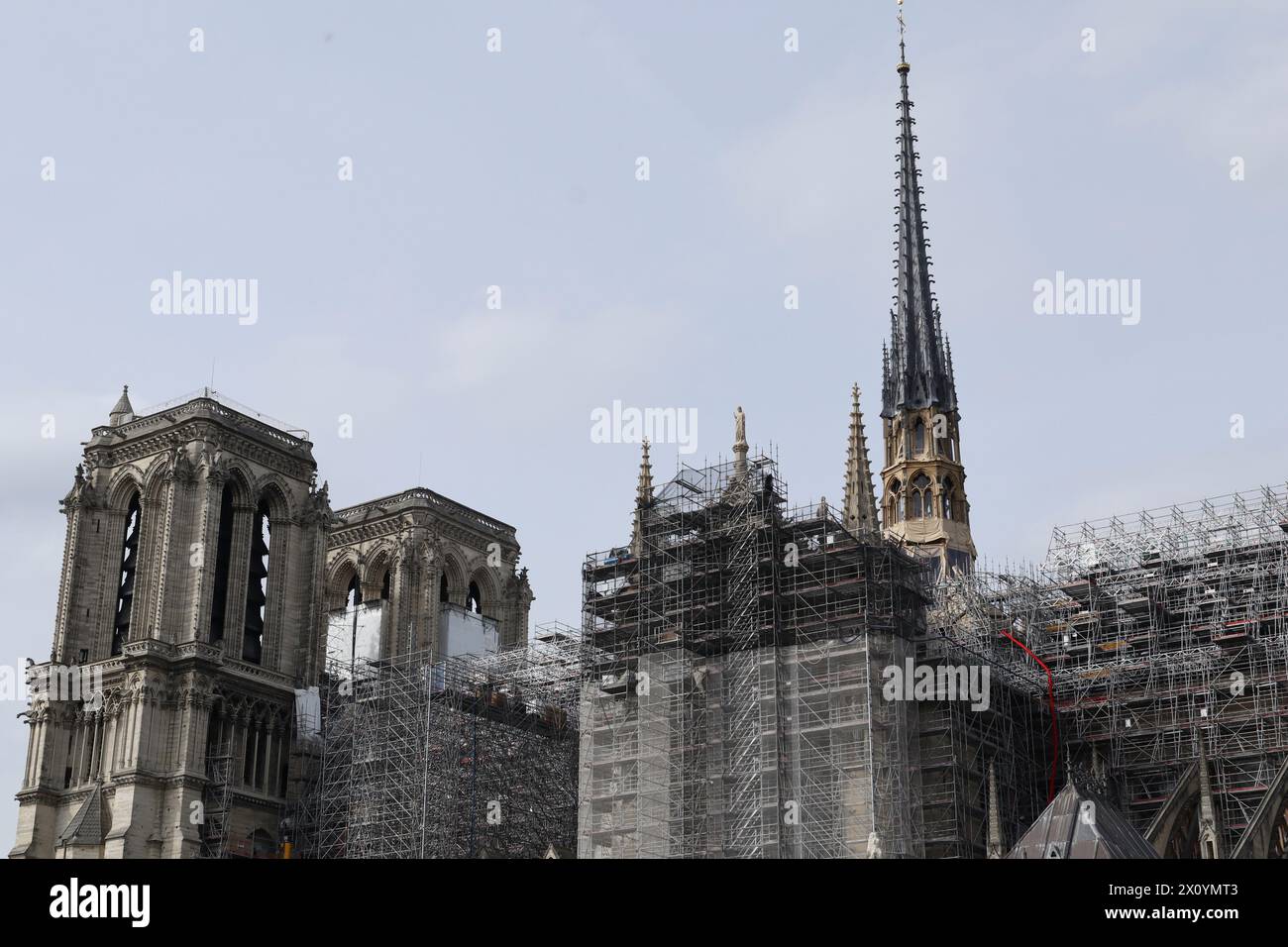 Parigi, Francia. 14 aprile 2024, Parigi, Francia - il caldo estivo attirò i parigini, la vita ribollì intorno a Notre Dame Saint Louis - Credit Ilona Barna, BIPHOTONEWS, Alamy Live News Credit: Ilona Barna BIPHOTONEWS/Alamy Live News Foto Stock