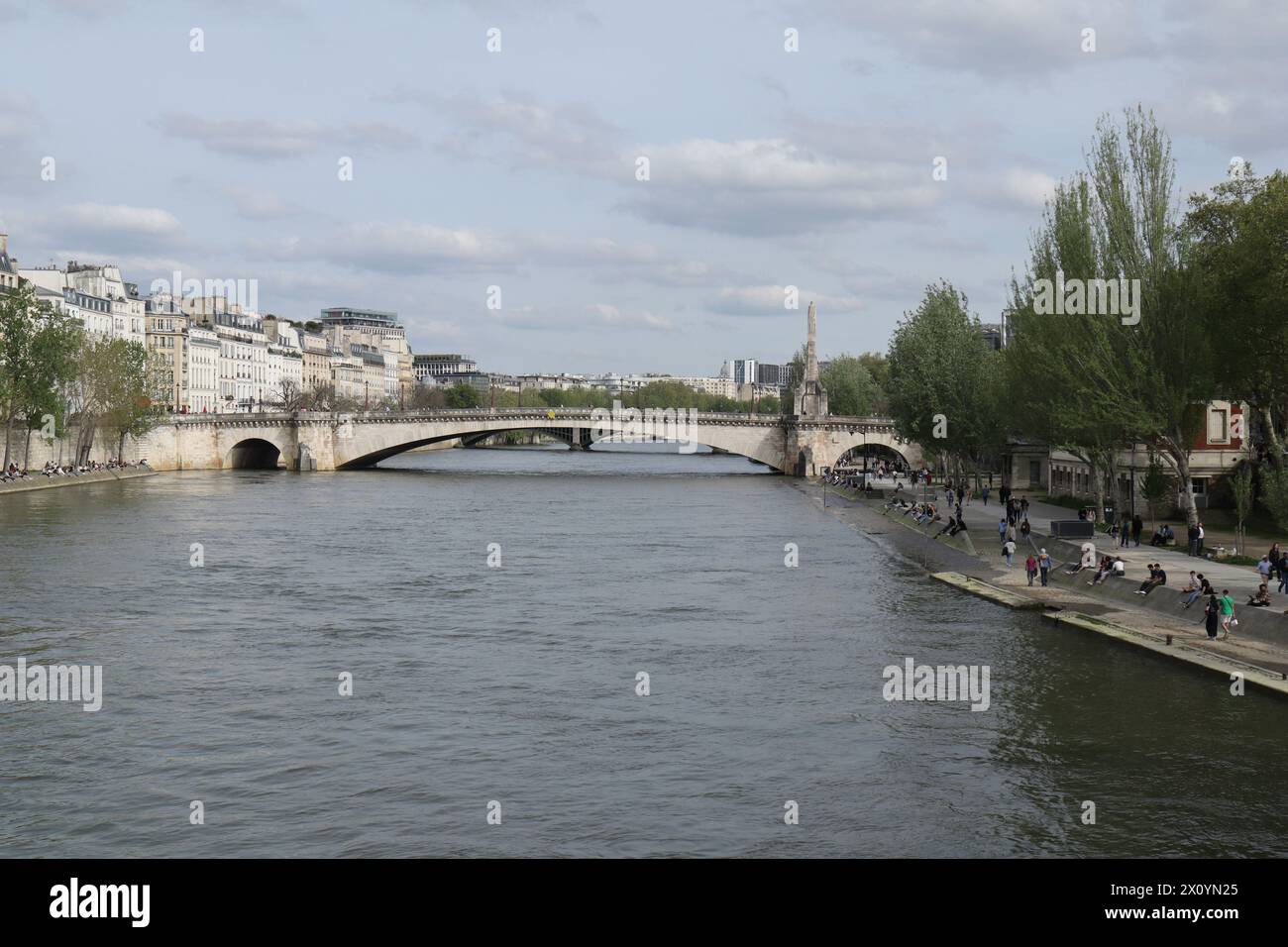 Parigi, Francia. 14 aprile 2024, Parigi, Francia - il caldo estivo attirò i parigini, la vita ribollì intorno a Notre Dame Saint Louis - Credit Ilona Barna, BIPHOTONEWS, Alamy Live News Credit: Ilona Barna BIPHOTONEWS/Alamy Live News Foto Stock