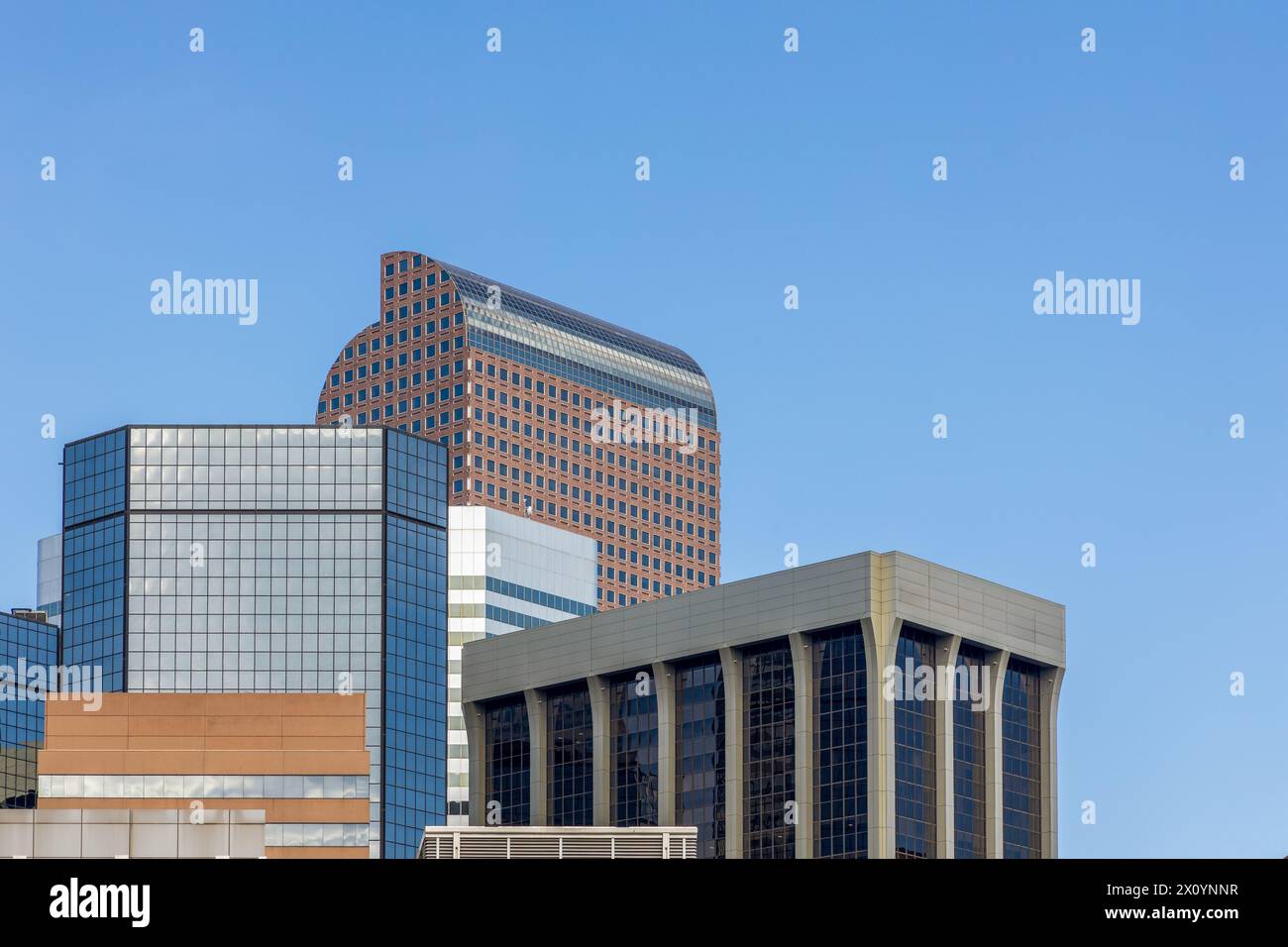 Guarda i grattacieli nel quartiere finanziario e finanziario nel centro di Denver, Colorado Foto Stock