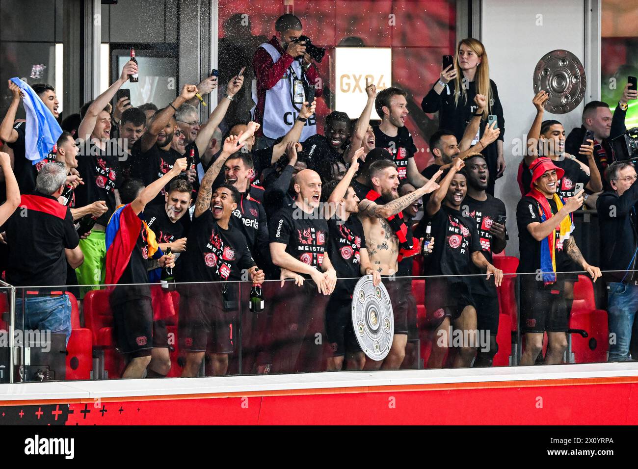 LEVERKUSEN - i giocatori del Bayer Leverkusen celebrano il campionato durante la partita di Bundesliga tra Bayer 04 Leverkusen e Werder Brema alla Bay Arena il 14 aprile 2024 a Leverkusen, in Germania. ANP | Hollandse Hoogte | GERRIT VAN COLOGNE Foto Stock