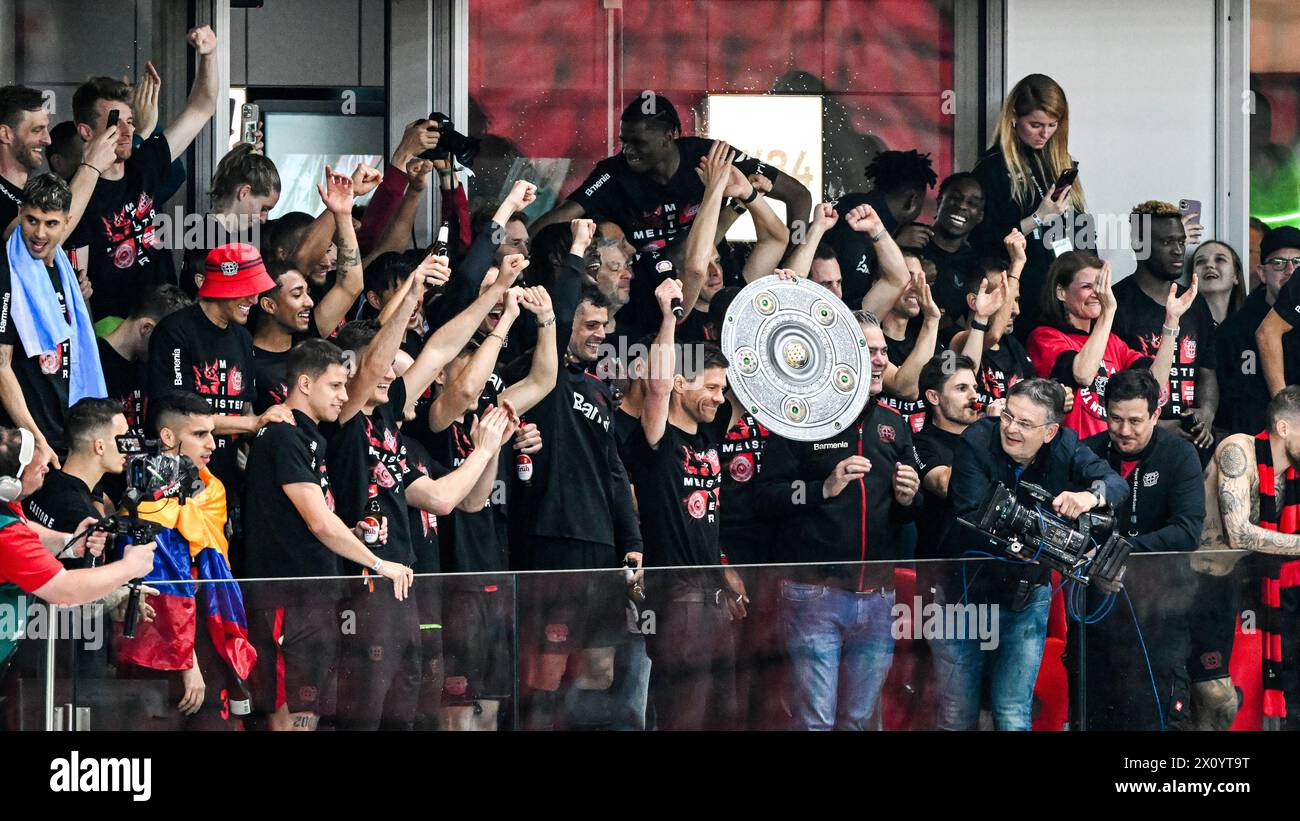 LEVERKUSEN - i giocatori del Bayer Leverkusen celebrano il campionato durante la partita di Bundesliga tra Bayer 04 Leverkusen e Werder Brema alla Bay Arena il 14 aprile 2024 a Leverkusen, in Germania. ANP | Hollandse Hoogte | GERRIT VAN COLOGNE Foto Stock