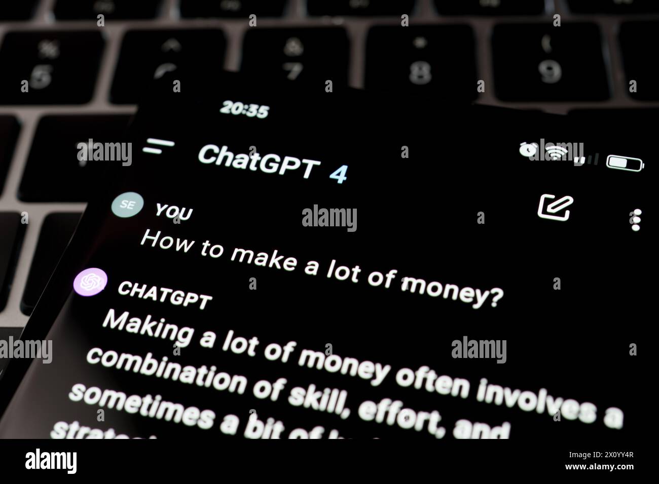 ChatGPT 4 (versione a pagamento) visto con la domanda COME FARE UN SACCO DI SOLDI? Stafford, Regno Unito, 8 aprile 2024 Foto Stock