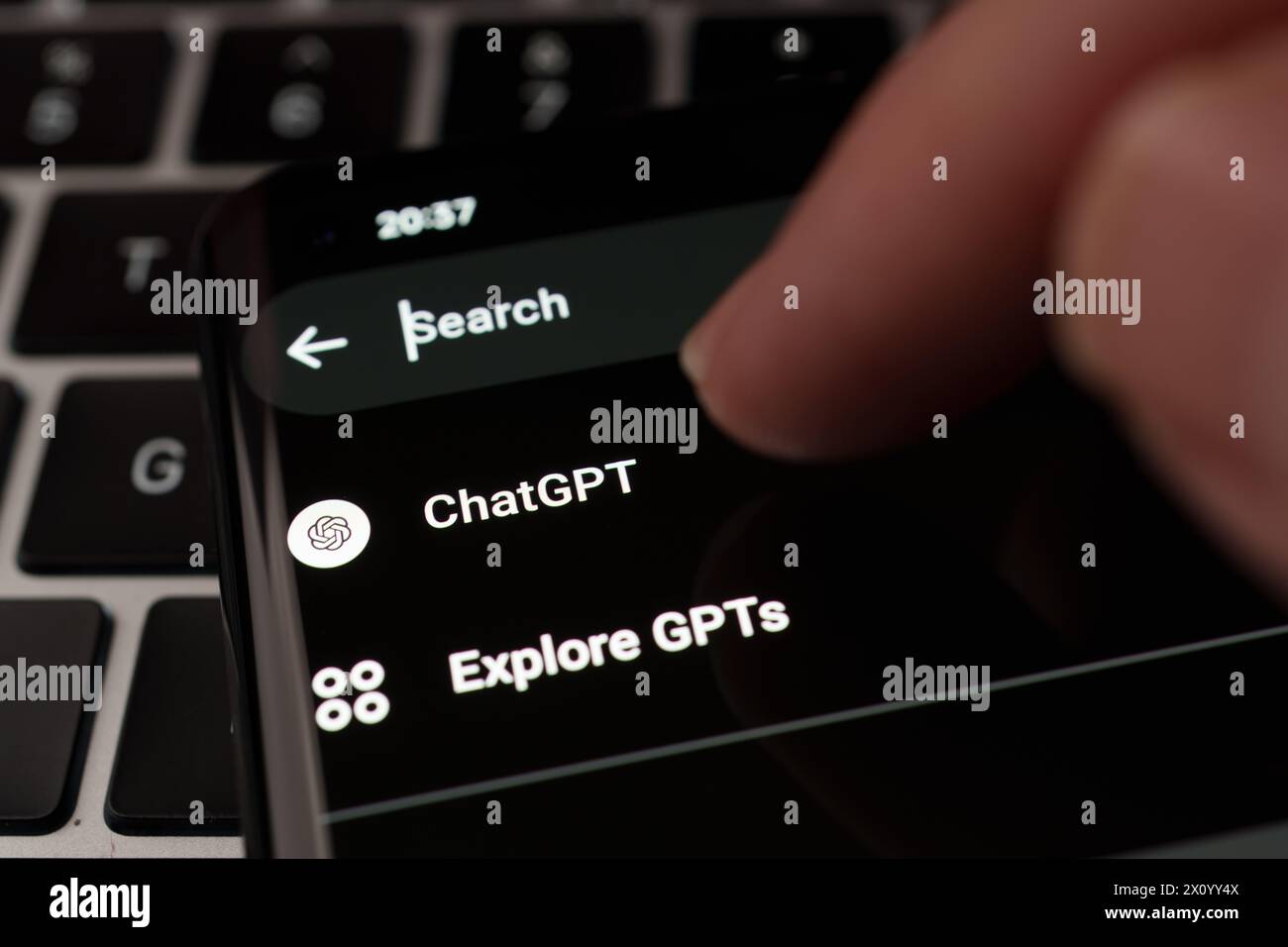 Puntare il dito verso la versione a pagamento di ChatGPT con GPT personalizzati. Stafford, Regno Unito, 8 aprile 2024 Foto Stock