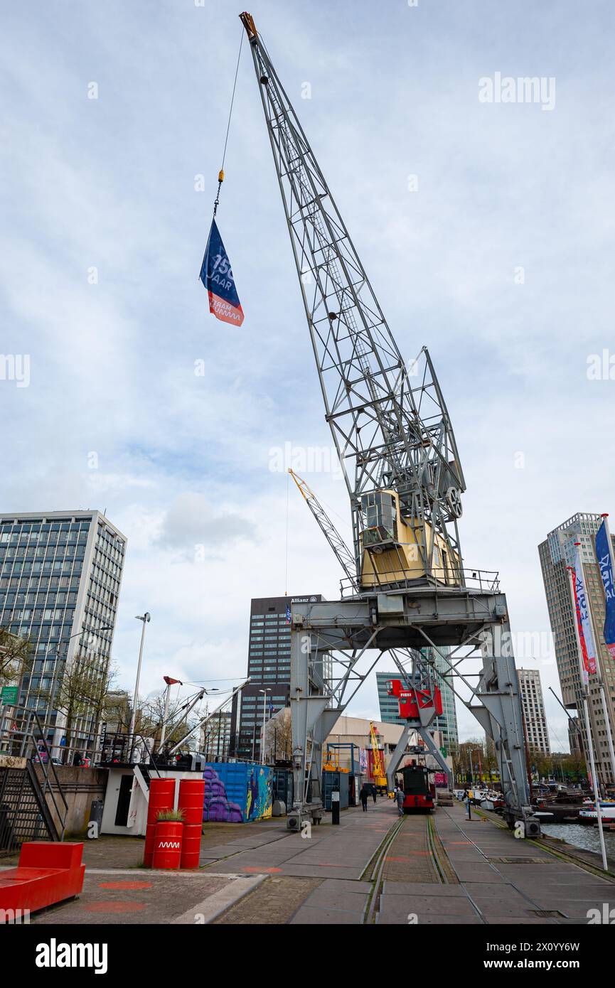 Gru su una banchina presso il museo marittimo di Leuvehaven, nel centro di Rotterdam, nei Paesi Bassi Foto Stock