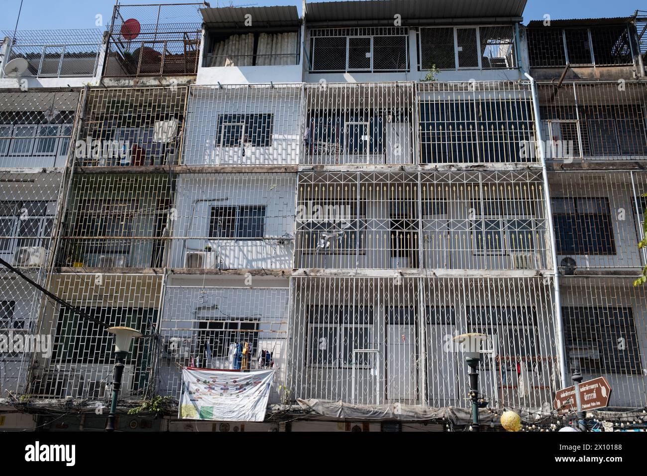 Blocco di appartamenti con Security Grill Fences a Chinatown Bangkok Tailandia Foto Stock