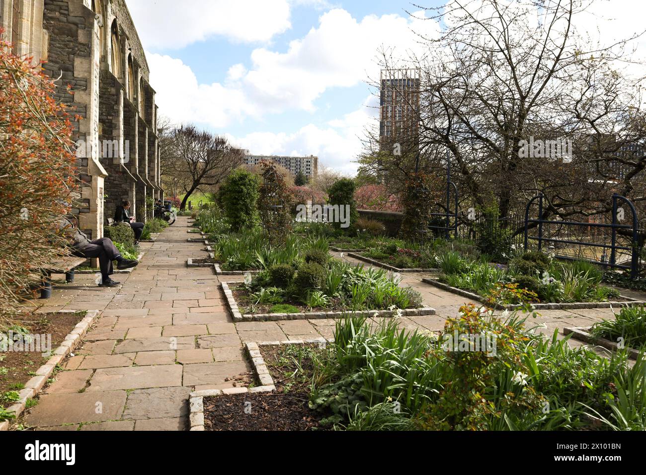Bristol, Inghilterra - 30 marzo 2024: The Castle Park Physic Garden, uno spazio verde aperto nel centro di Bristol. St La Chiesa di Pietro sullo sfondo Foto Stock