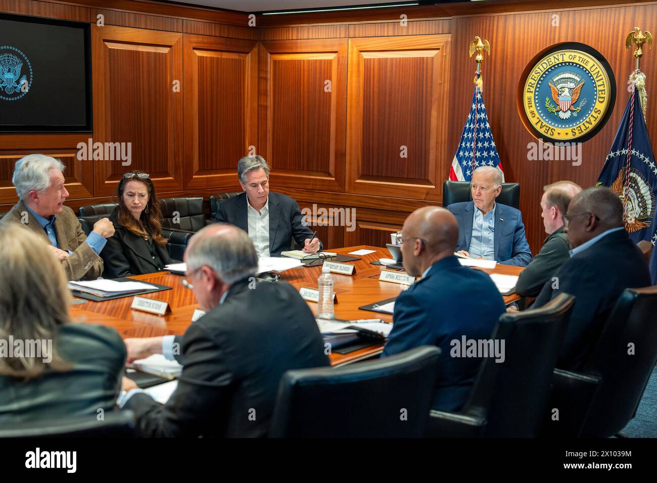 Washington, Stati Uniti d'America. 13 aprile 2024. Il presidente degli Stati Uniti Joe Biden, a destra, incontra un membro della squadra di sicurezza Nazionale durante un attacco missilistico e drone iraniano contro Israele alla Situation Room della Casa Bianca, 13 aprile 2024, a Washington, DC seduta da sinistra a destra: direttore della Central Intelligence Agency William Burns, direttore della National Intelligence Avril Haines, segretario di Stato Antony Blinken, presidente Joe Biden, consigliere per la sicurezza nazionale Jake Sullivan, segretario alla difesa Lloyd Austin, presidente del Joint Chiefs Gen. C.Q Brown crediti: Adam Schultz/White House Phot Foto Stock