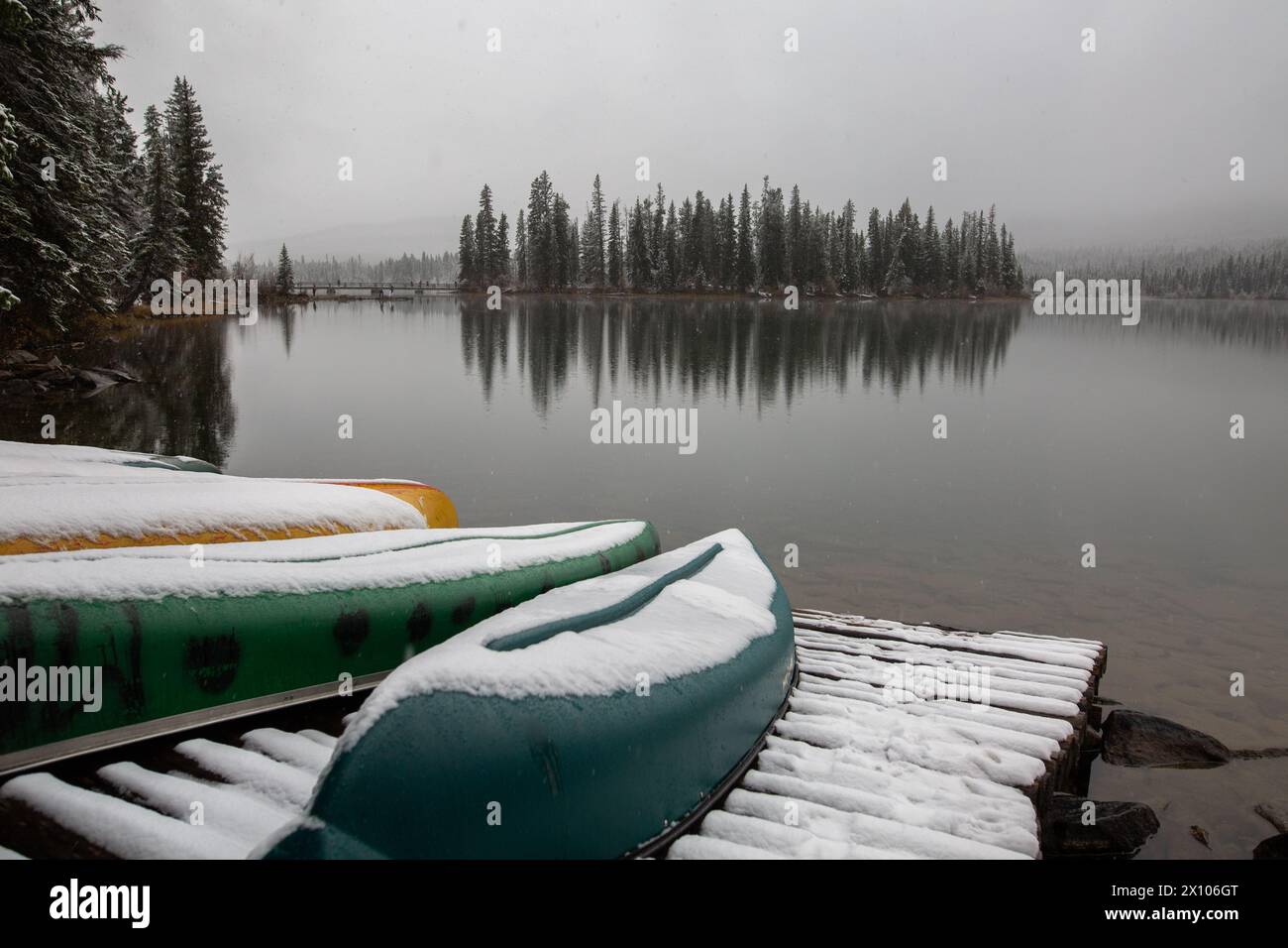 Nevicata sulle canoe ormeggiate al lago Pyramid nel Jasper National Park Foto Stock