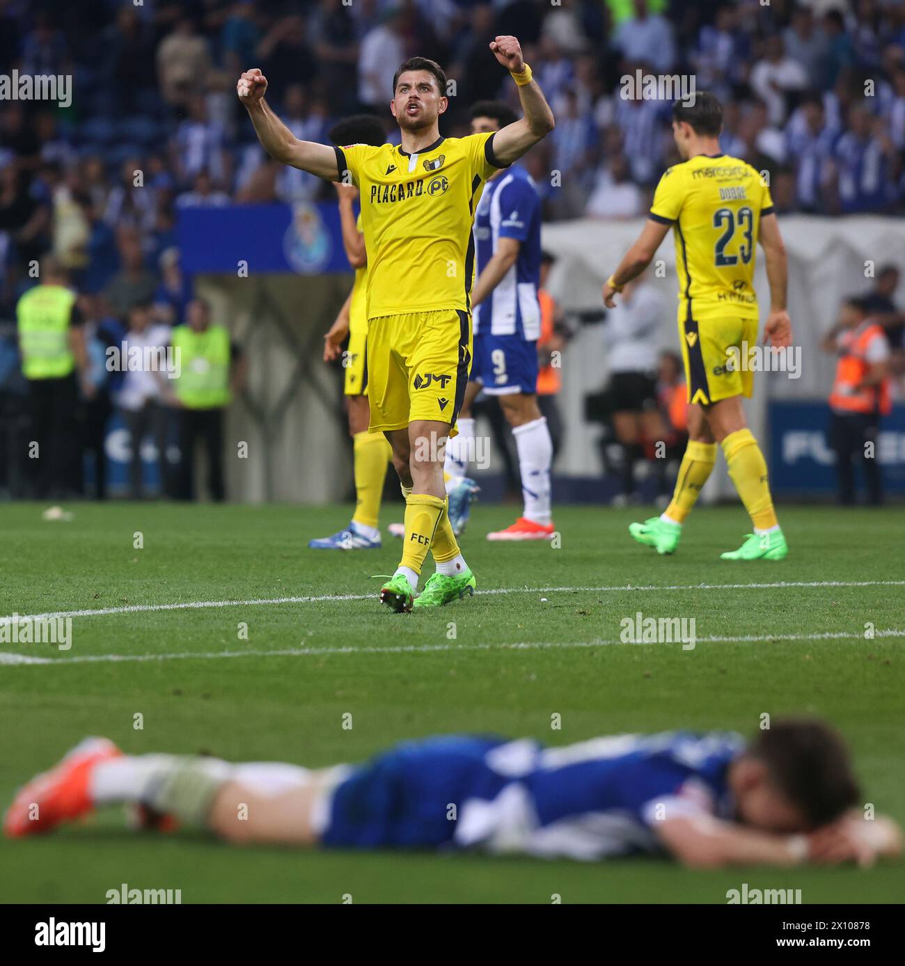 Porto, Portogallo. 13 aprile 2024. Porto, 04/13/2024 - il Futebol Clube do Porto ha ospitato Famalicão al Estádio do Dragão questo pomeriggio in una partita che conta per il 29° turno della i League 2023/24. Francisco Conceição party per i giocatori Famalicão (Ivan del Val/Global Imagens) credito: Atlantico Press/Alamy Live News Foto Stock