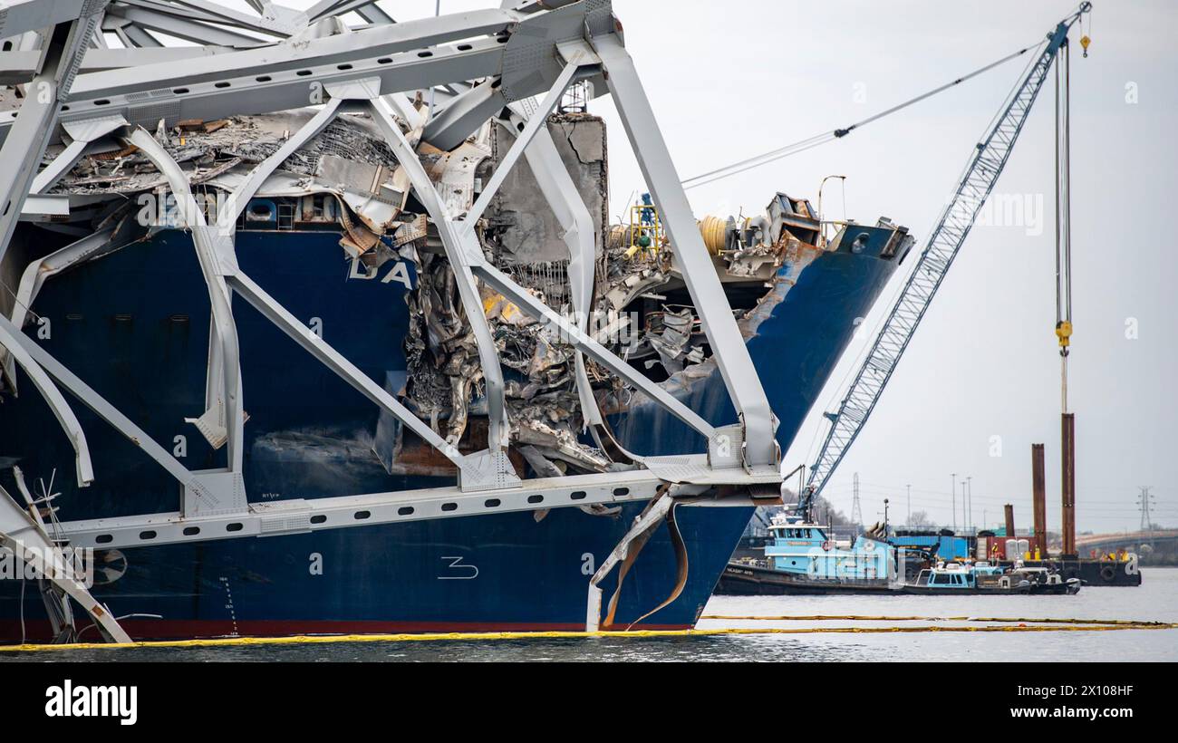 Dundalk, Stati Uniti d'America. 30 marzo 2024. La portaerei MV Dali incastrata nelle capriate d'acciaio del crollato Francis Scott Key Bridge sul canale di Fort McHenry, il 30 marzo 2024, vicino a Dundalk, Maryland. Il ponte fu colpito dalla nave portacontainer di 984 piedi il 26 marzo e crollò uccidendo sei lavoratori. Credito: PO3 Kimberly Reaves/US Coast Guard/Alamy Live News Foto Stock