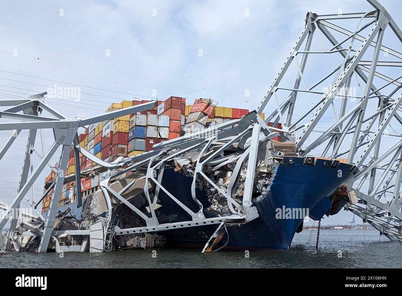 Dundalk, Stati Uniti d'America. 26 marzo 2024. La portaerei MV Dali incastrata nelle capriate d'acciaio del crollato Francis Scott Key Bridge sul canale di Fort McHenry al primo semaforo, il 26 marzo 2024, vicino a Dundalk, Maryland. Il ponte fu colpito dalla nave portacontainer di 984 piedi la mattina presto del 26 marzo e crollò uccidendo sei lavoratori e chiudendo il porto di Baltimora. Crediti: Dave Adams/USACE/Alamy Live News Foto Stock