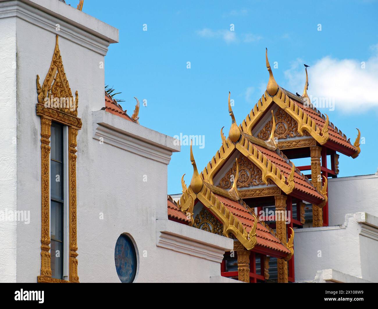 Miami, Florida, Stati Uniti - 14 aprile 2024: Elementi dorati dell'architettura tailandese nel Tempio buddista Wat Buddharangsi. Foto Stock