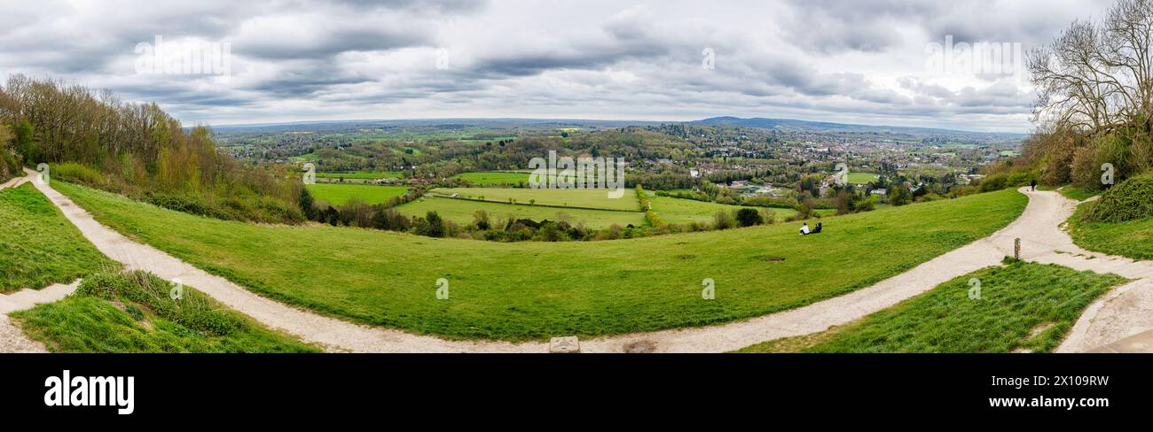 Vista panoramica della lussureggiante campagna da Boxhill Viewpoint sul Salomons Memorial in cima a Box Hill vicino a Dorking, Surrey, Inghilterra sud-orientale Foto Stock