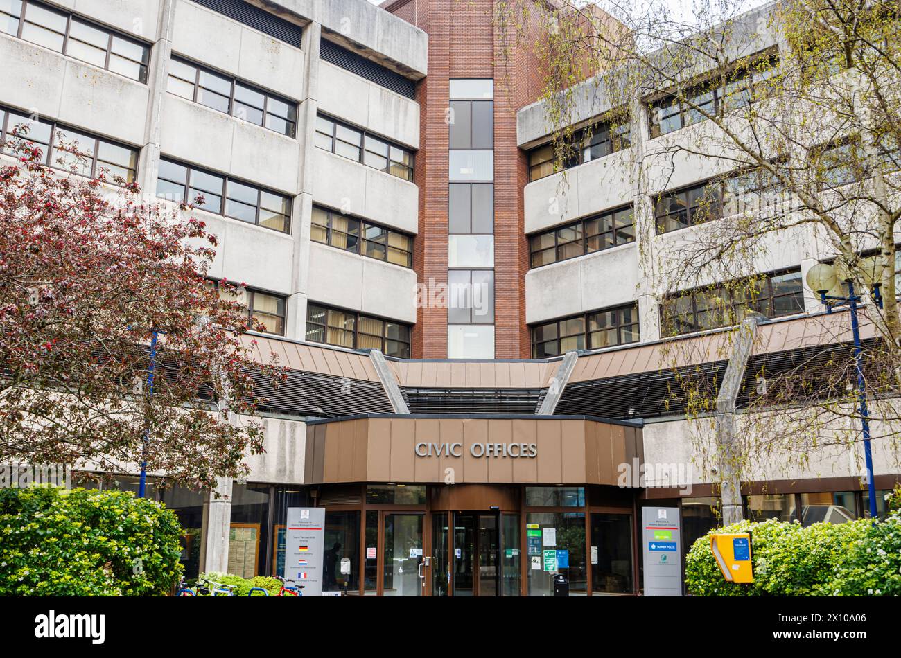 Uffici civici del Consiglio di Woking Borough, Gloucester Square, Woking. Una comunicazione di cui alla sezione 114 è stata pubblicata con il Consiglio non è in grado di finanziare il suo bilancio Foto Stock
