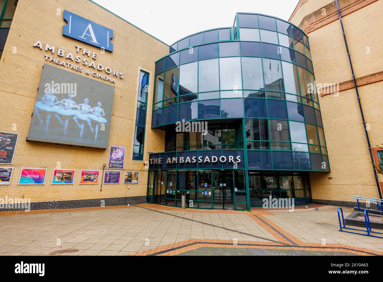 Ambasciatori, ATG, New Victoria Theatre, centro culturale, teatro e cinema nel centro della città di Woking, una città nel Surrey, Inghilterra Foto Stock