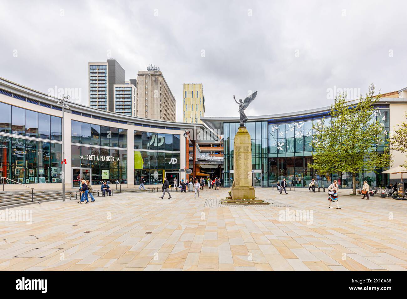 Jubilee Square War Memorial e l'ingresso al centro commerciale Peacocks e al Market Walk in Victoria Place nel centro della città di Woking, Surrey Foto Stock