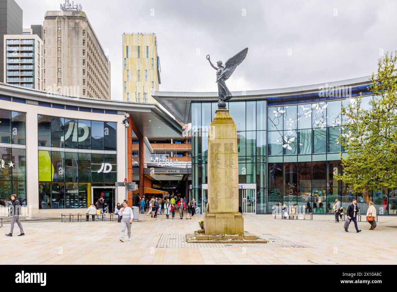 Jubilee Square War Memorial e l'ingresso al centro commerciale Peacocks e al Market Walk in Victoria Place nel centro della città di Woking, Surrey Foto Stock