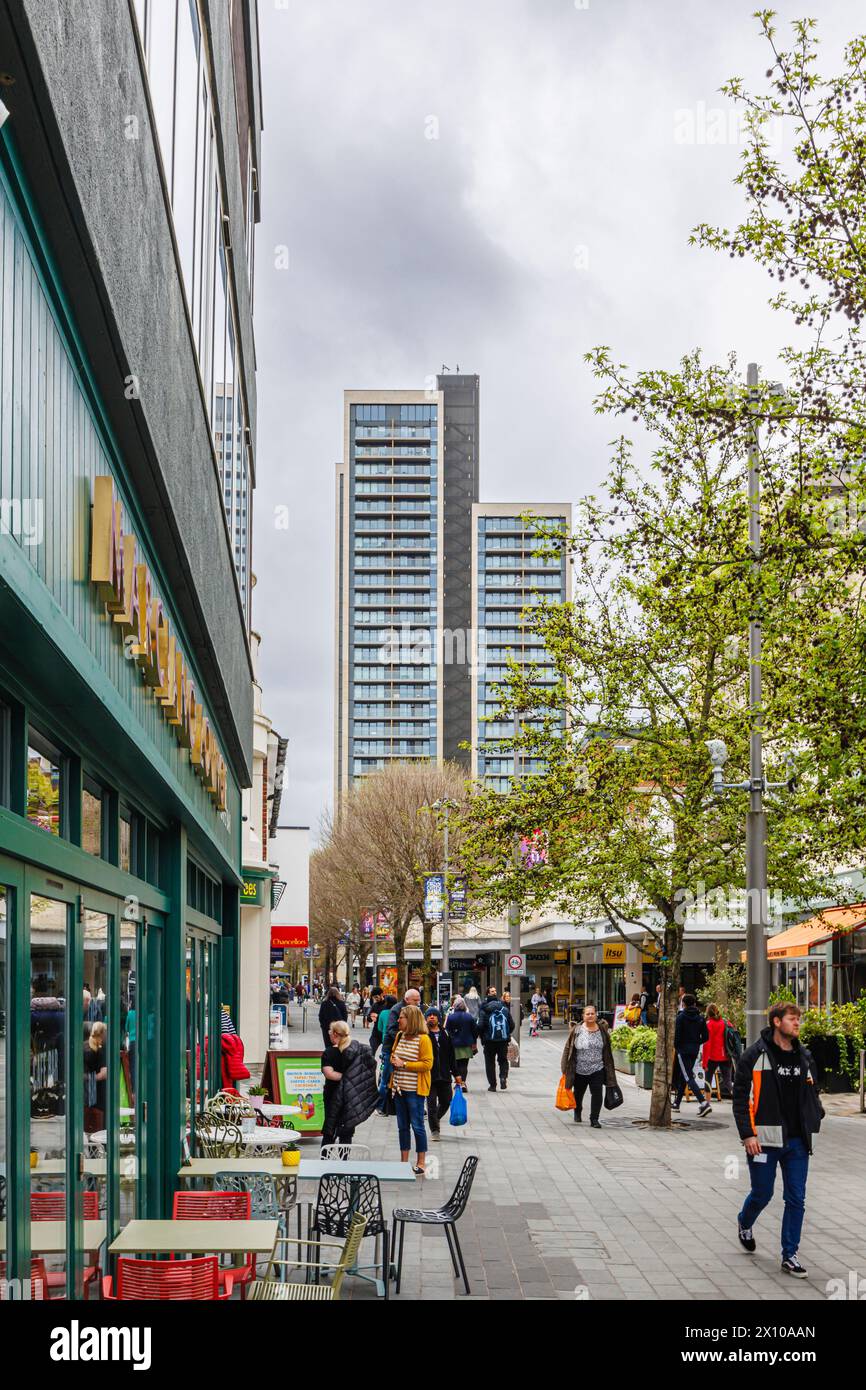 Via commerciale con negozi e ristoranti nel centro pedonale di Woking, una città nel Surrey, in Inghilterra Foto Stock