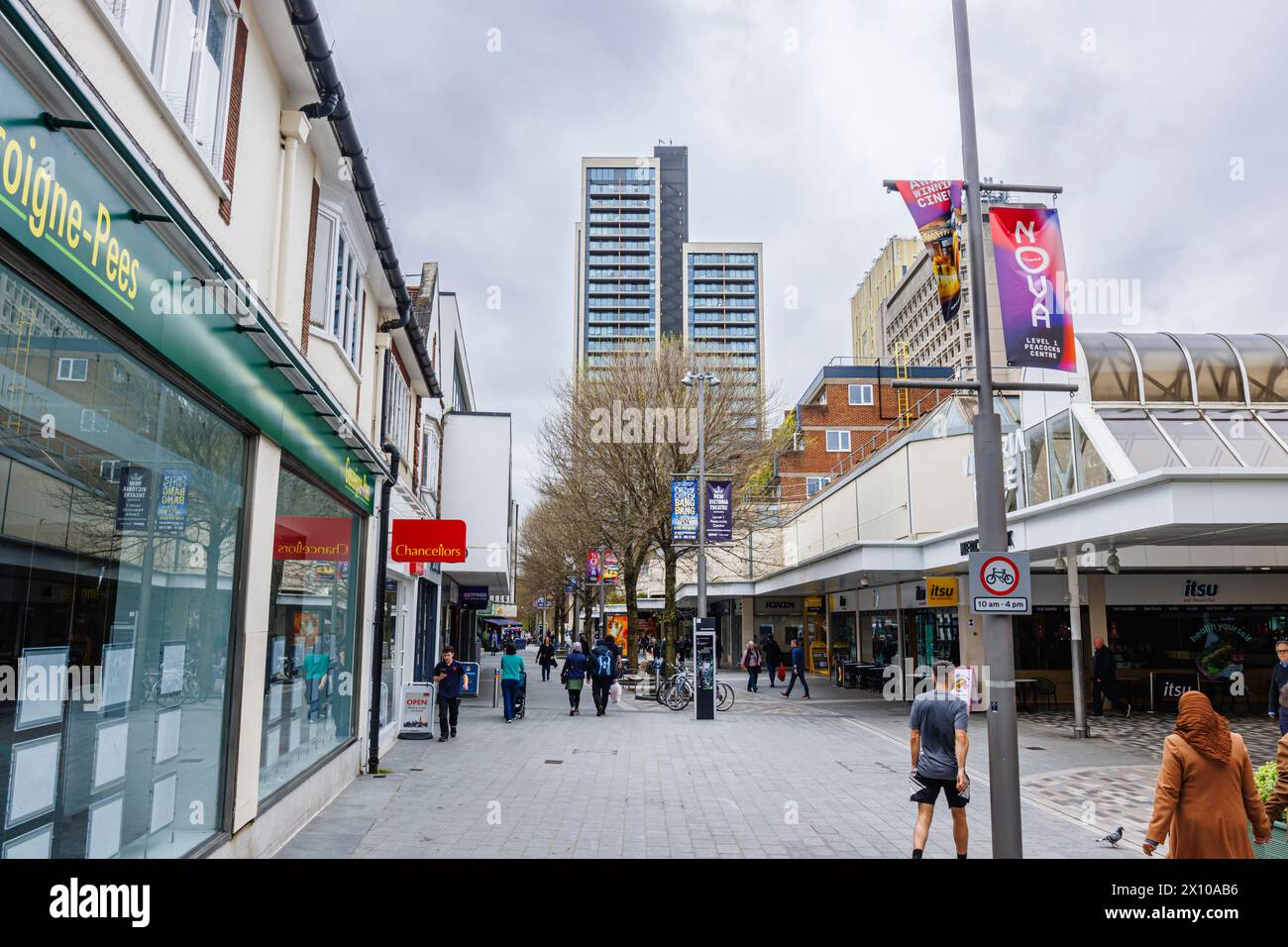 Via commerciale con negozi e uffici nel centro pedonale di Woking, una città nel Surrey, in Inghilterra Foto Stock